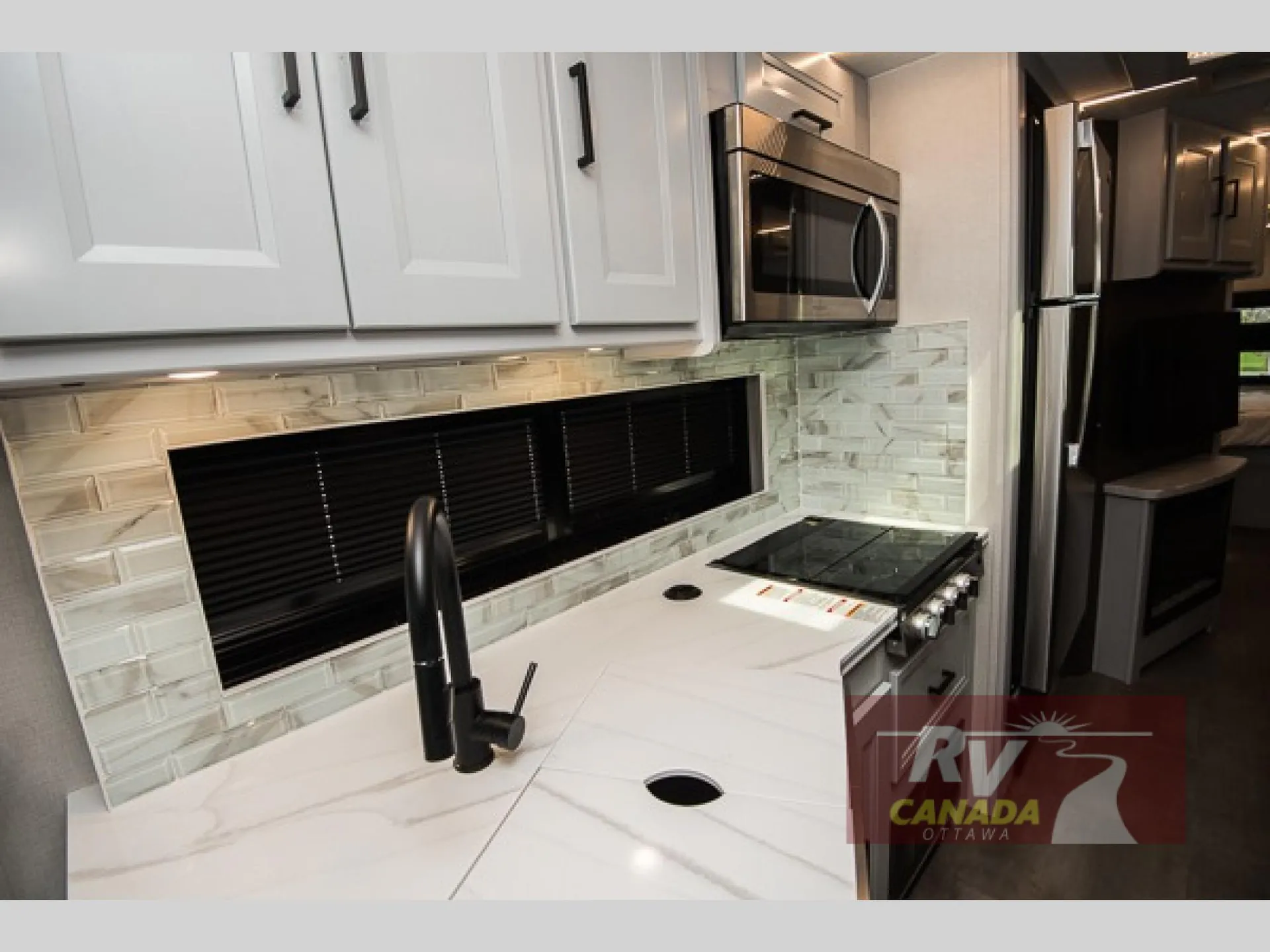 2024 Coachmen Encore 325SS dealer photo 2 from RV Canada Ottawa