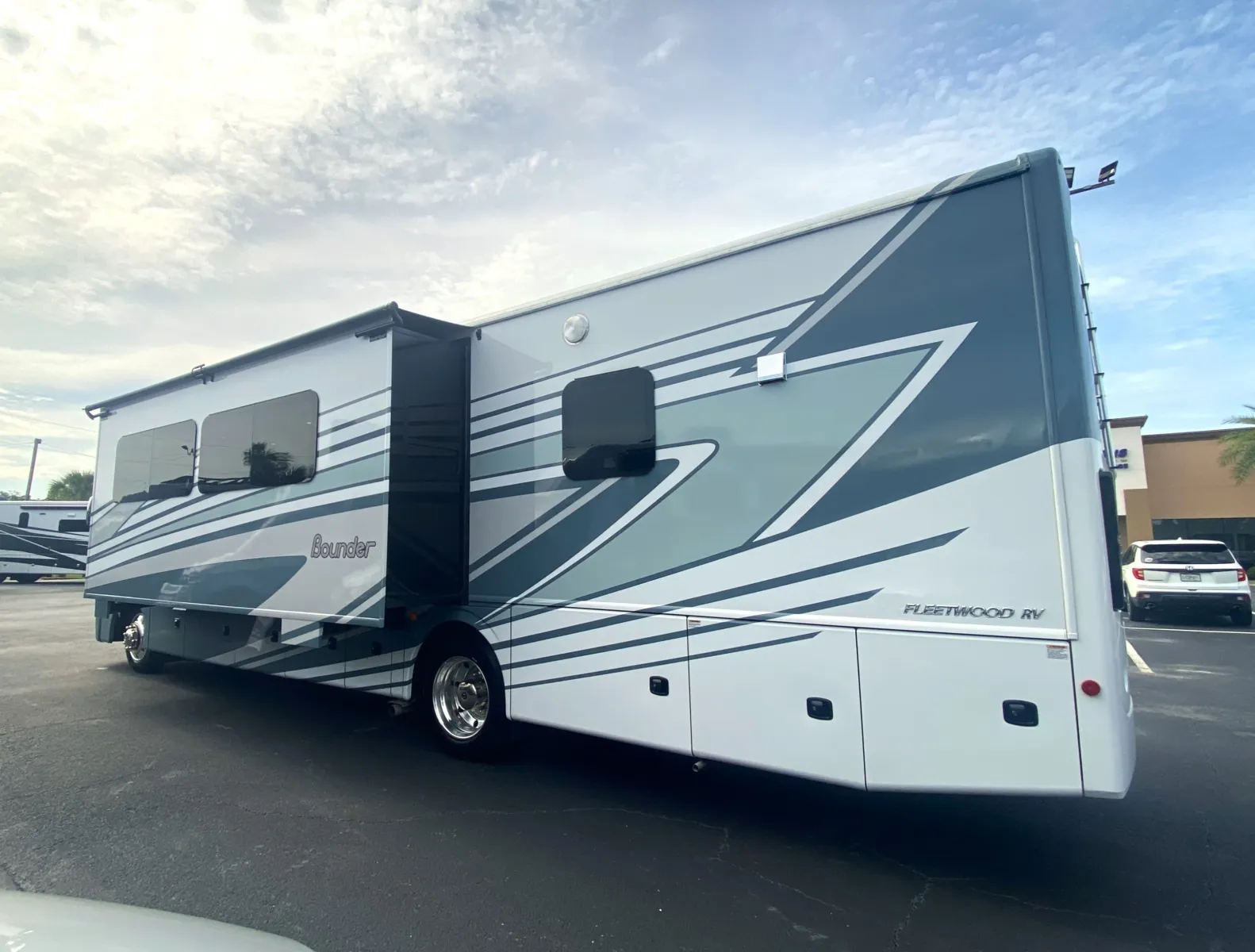 2025 Fleetwood Bounder 35K - Photo 3