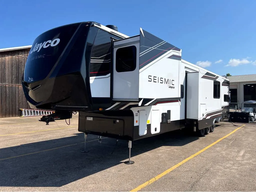 2026 Jayco Seismic 395 - Photo 3