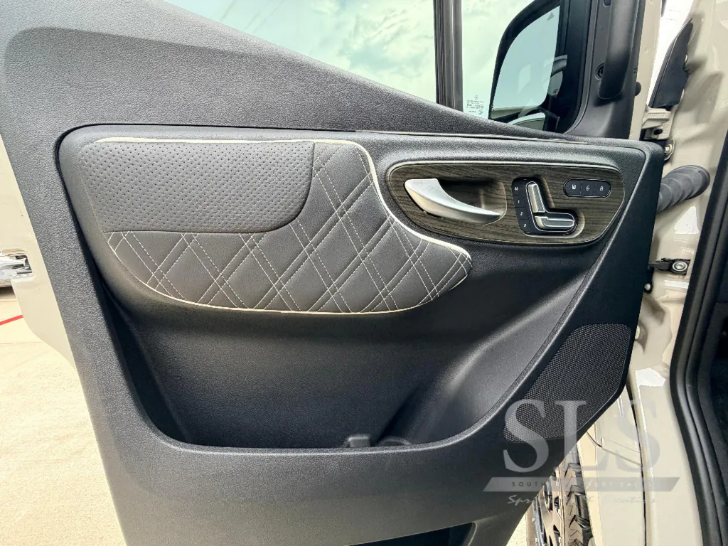 2025 Midwest Automotive Designs Luxe Cruiser D4, Photos photo 15