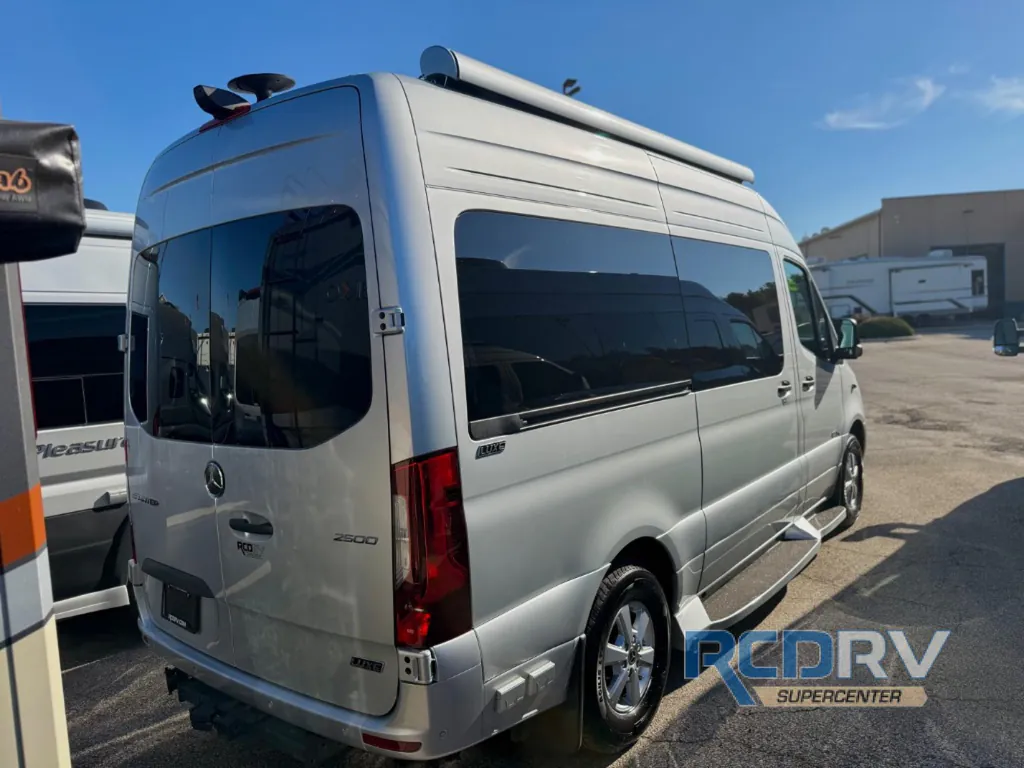 2025 Midwest Automotive Designs Luxe Cruiser D4, Photos photo 6