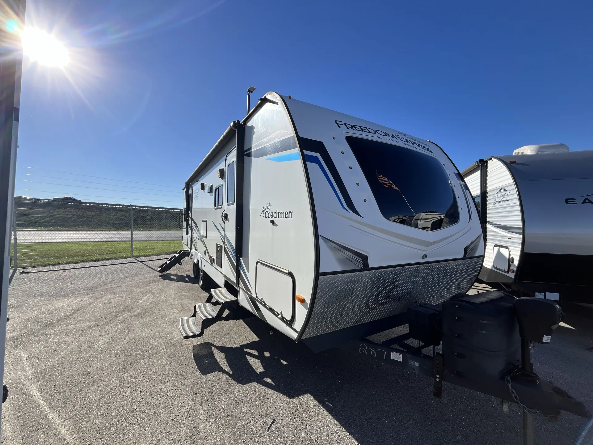 2022 Coachmen Freedom Express Ultra Lite 287BHDS - Photo 2