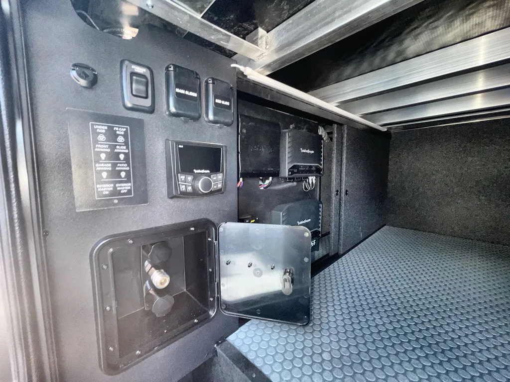2026 Brinkley Model G 4150, Photos photo 9