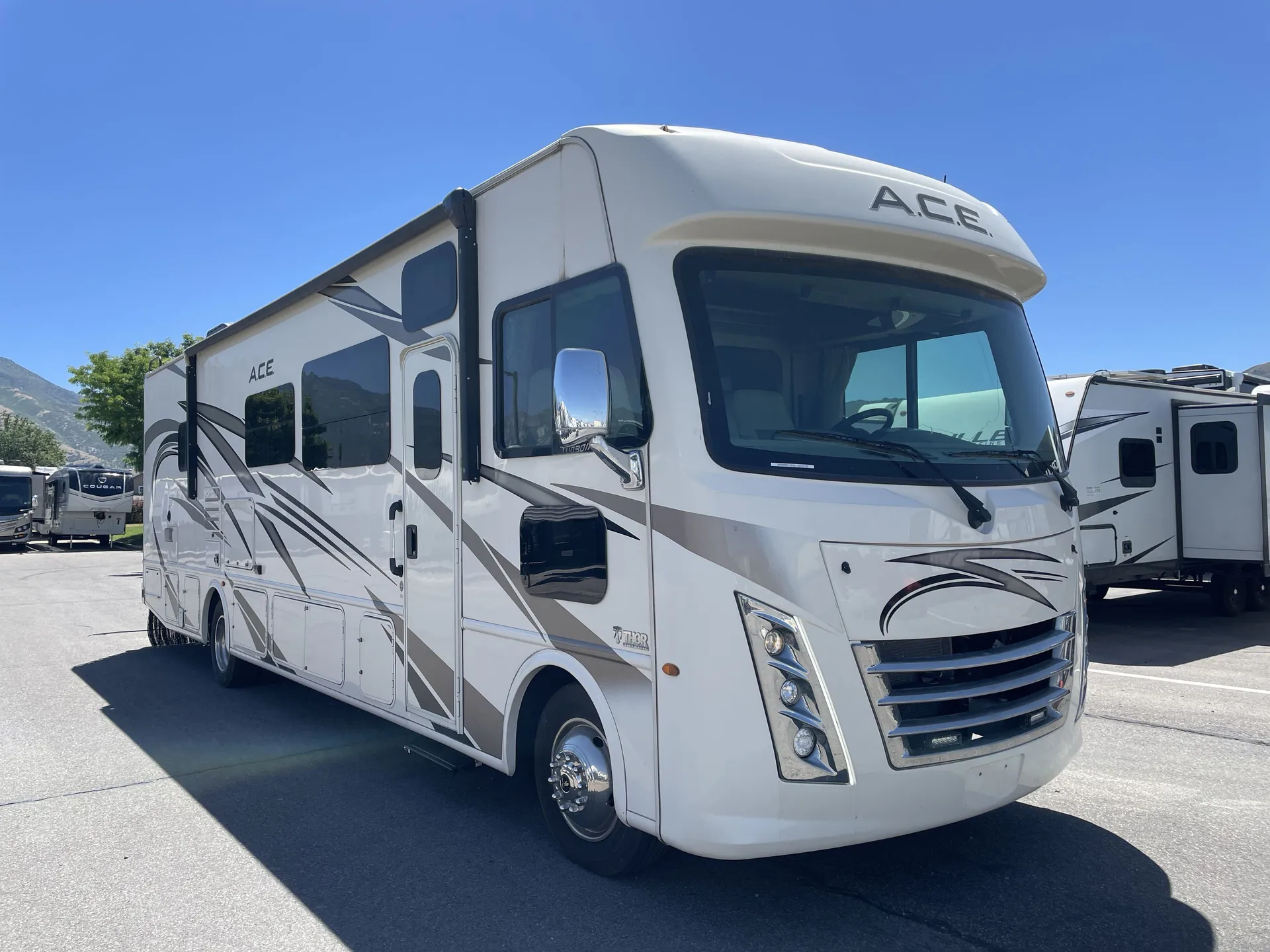 2019 Thor Motor Coach Ace 33.1 - Photo 2
