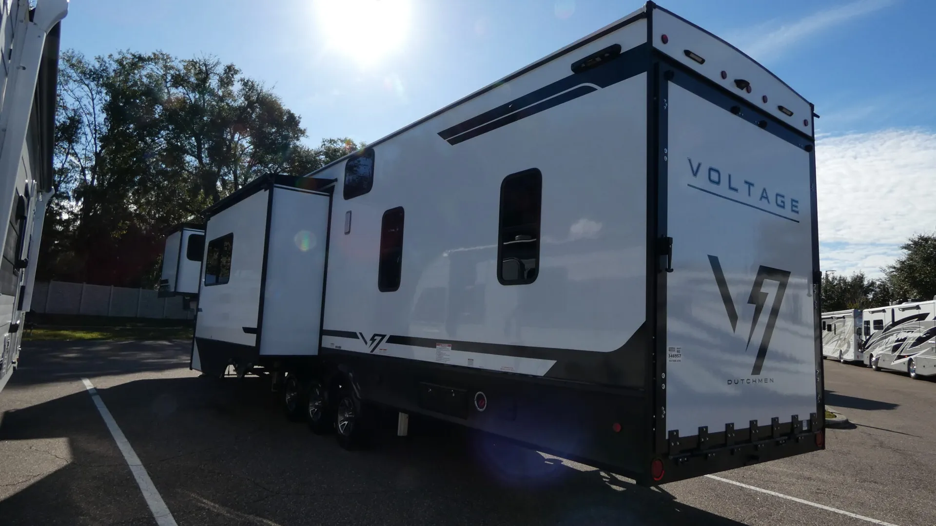 2026 Dutchmen Voltage V Series 4250 - Photo 4
