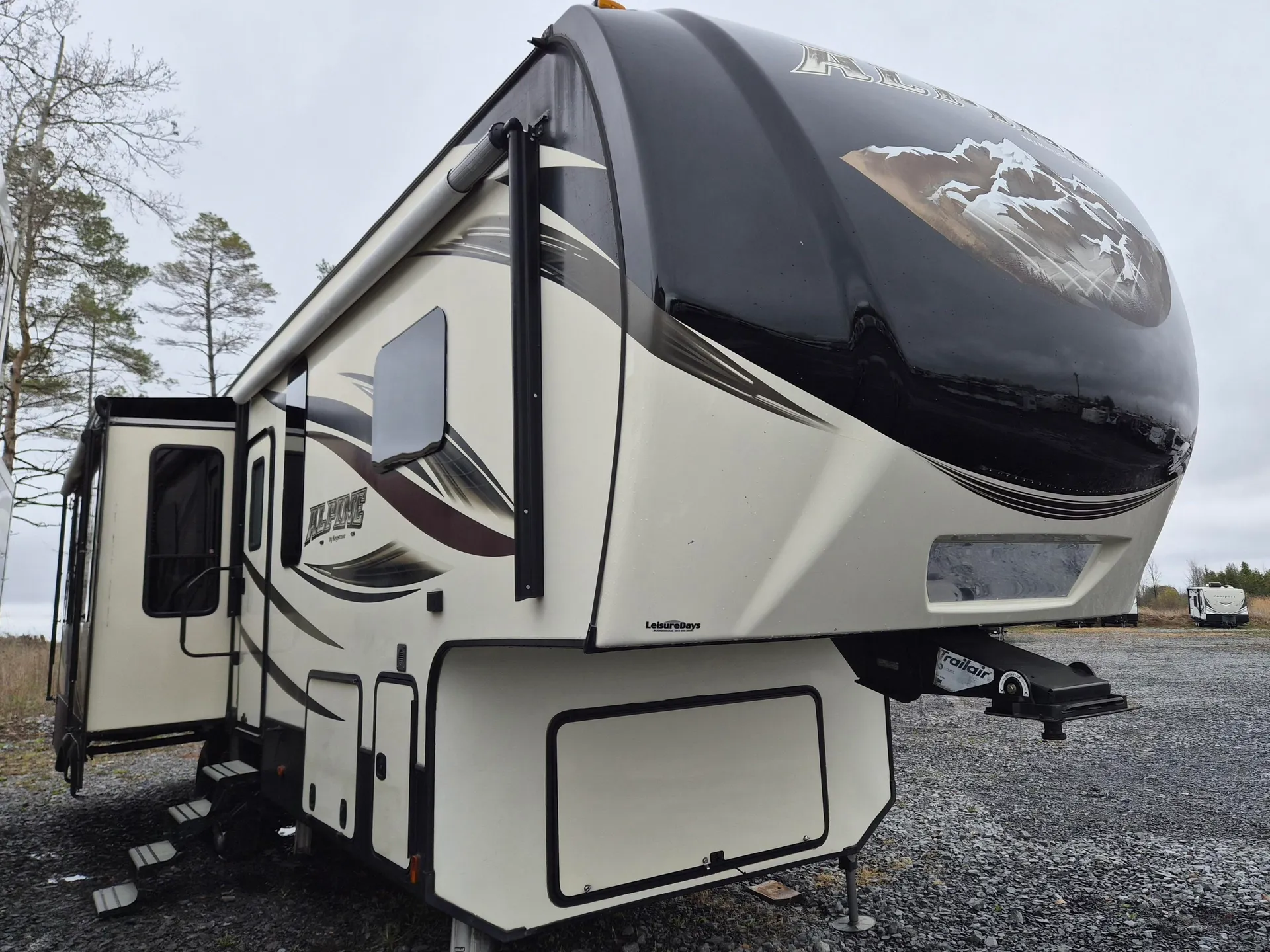 2017 Keystone Alpine 3011RE - Photo 2