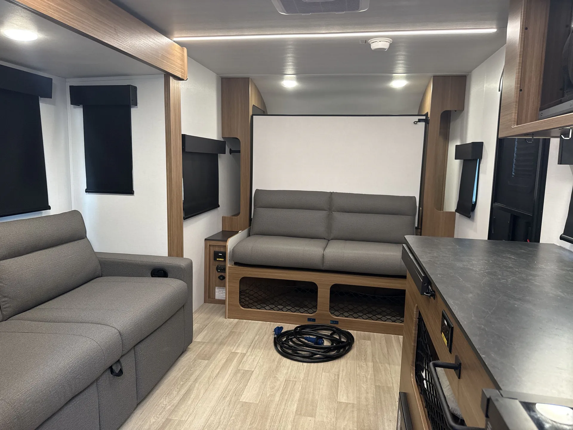 2025 Keystone Reign 18RB — living area main