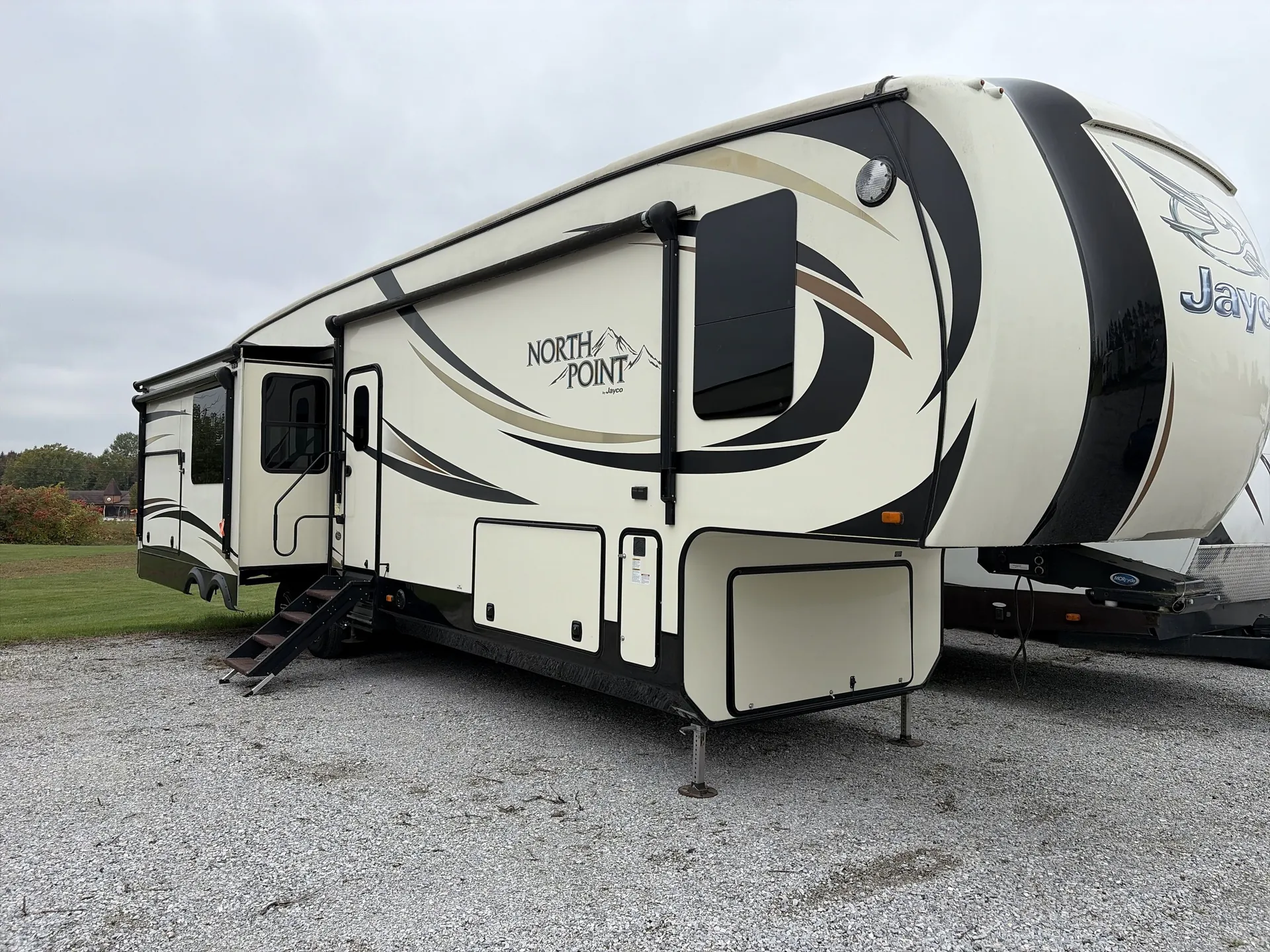 2016 Jayco North Point 351RSTS - Photo 2