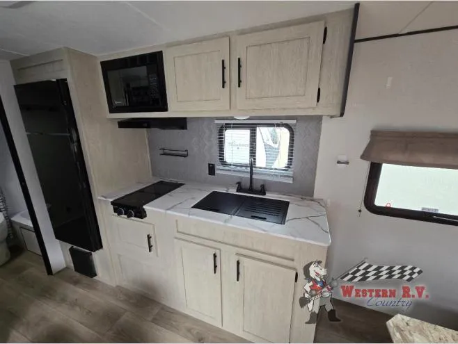 2025 Shasta Compact 18FQ - Photo 3