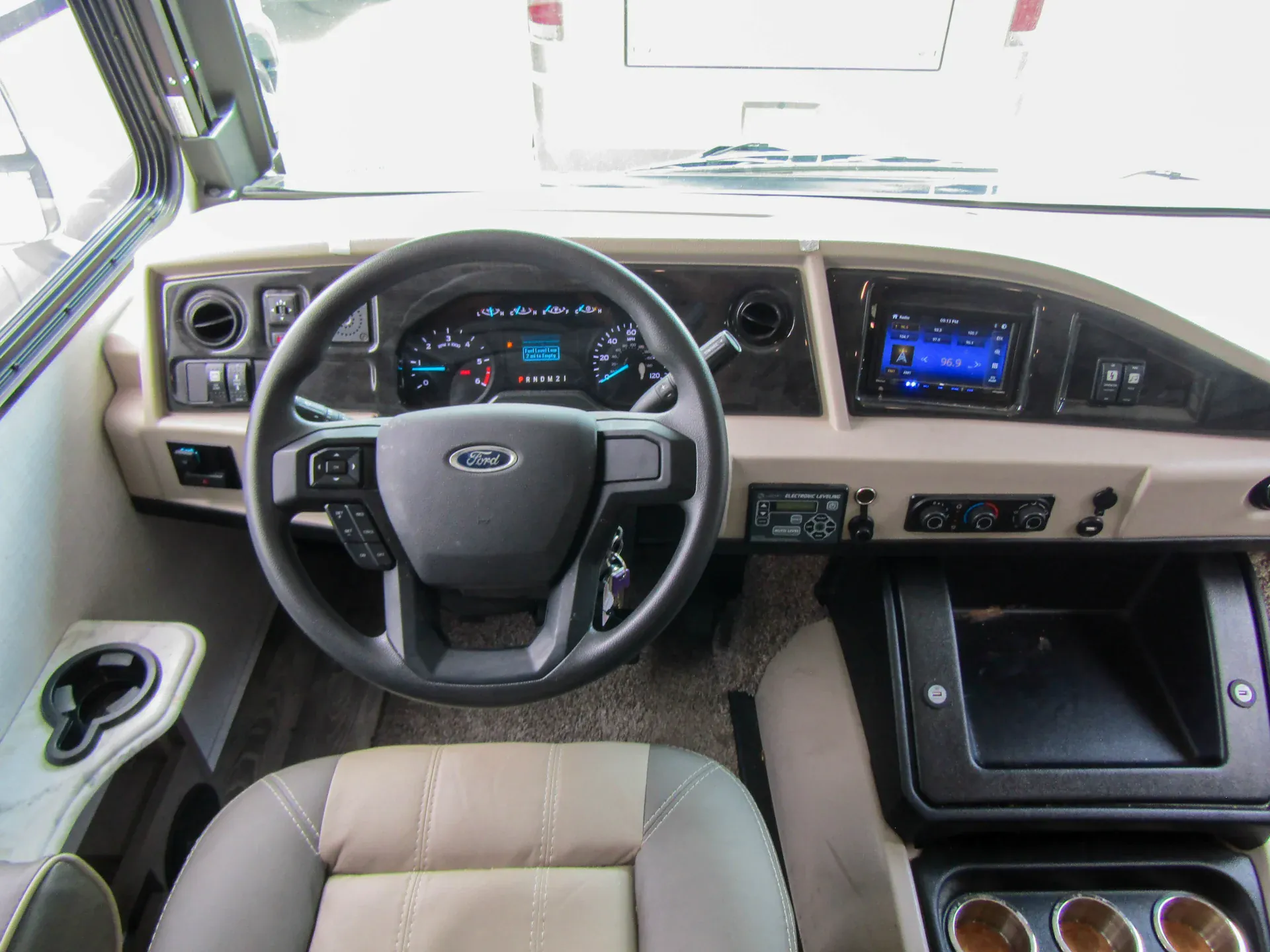 2024 Fleetwood Flair 29M - Photo 3
