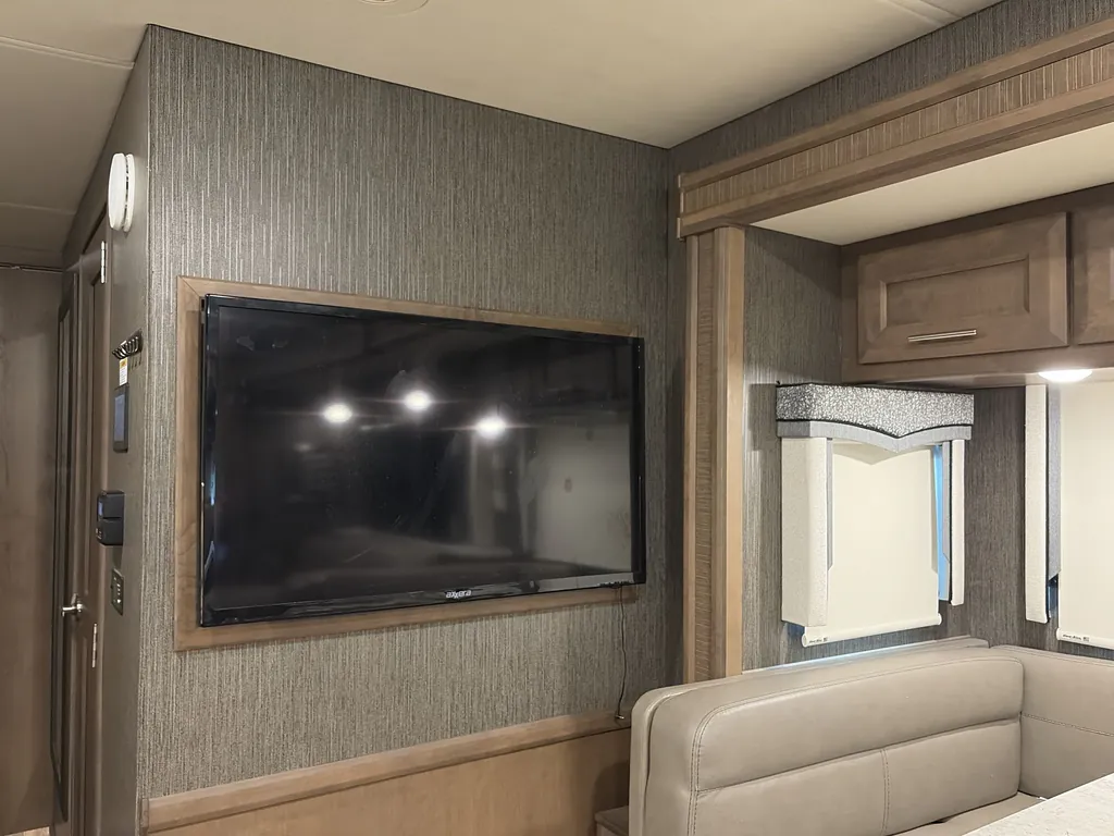 2021 Thor Motor Coach Challenger 35MQ, Photos photo 14