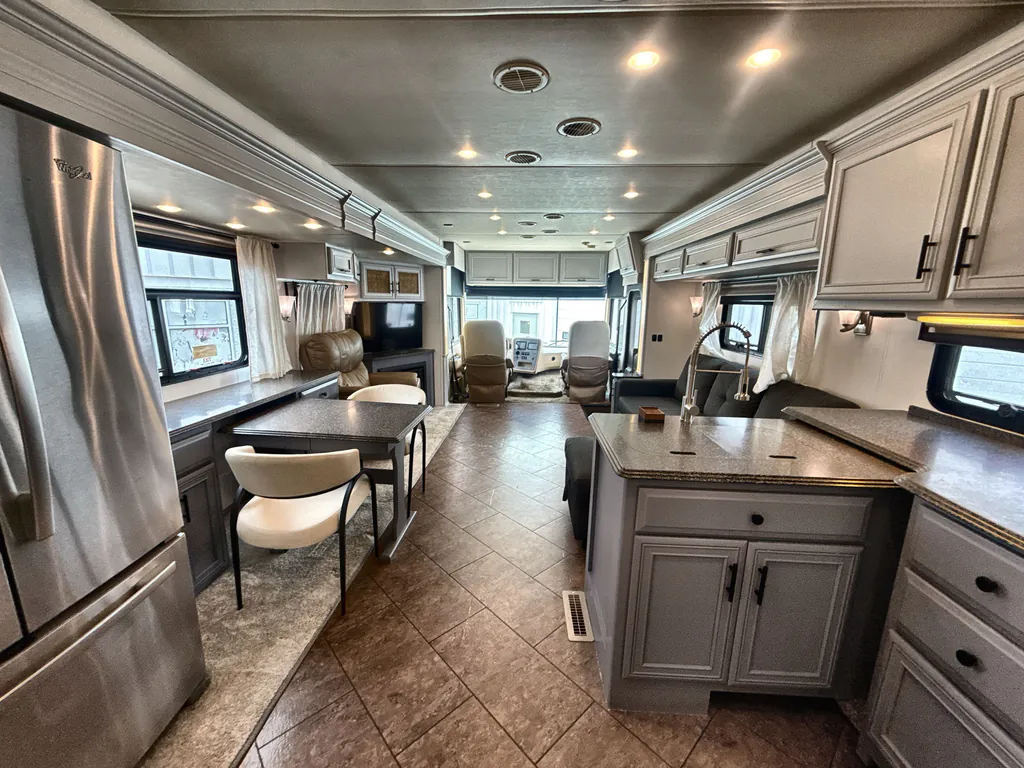 2015 Newmar Canyon Star 3914, Photos photo 3