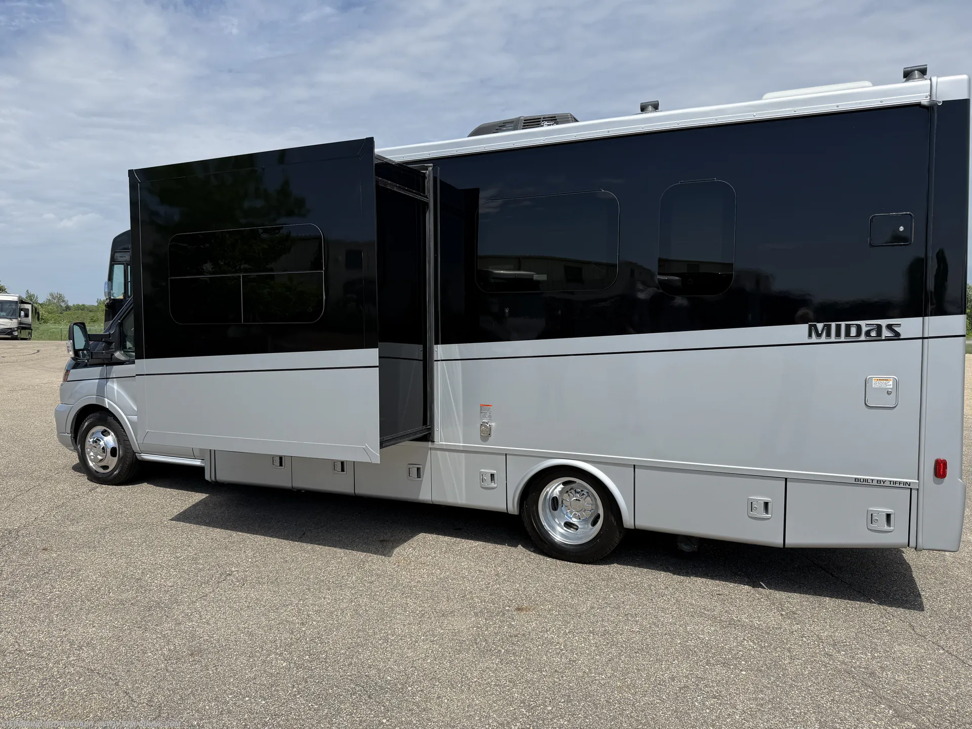 2023 Tiffin Midas 24 MT - Photo 3