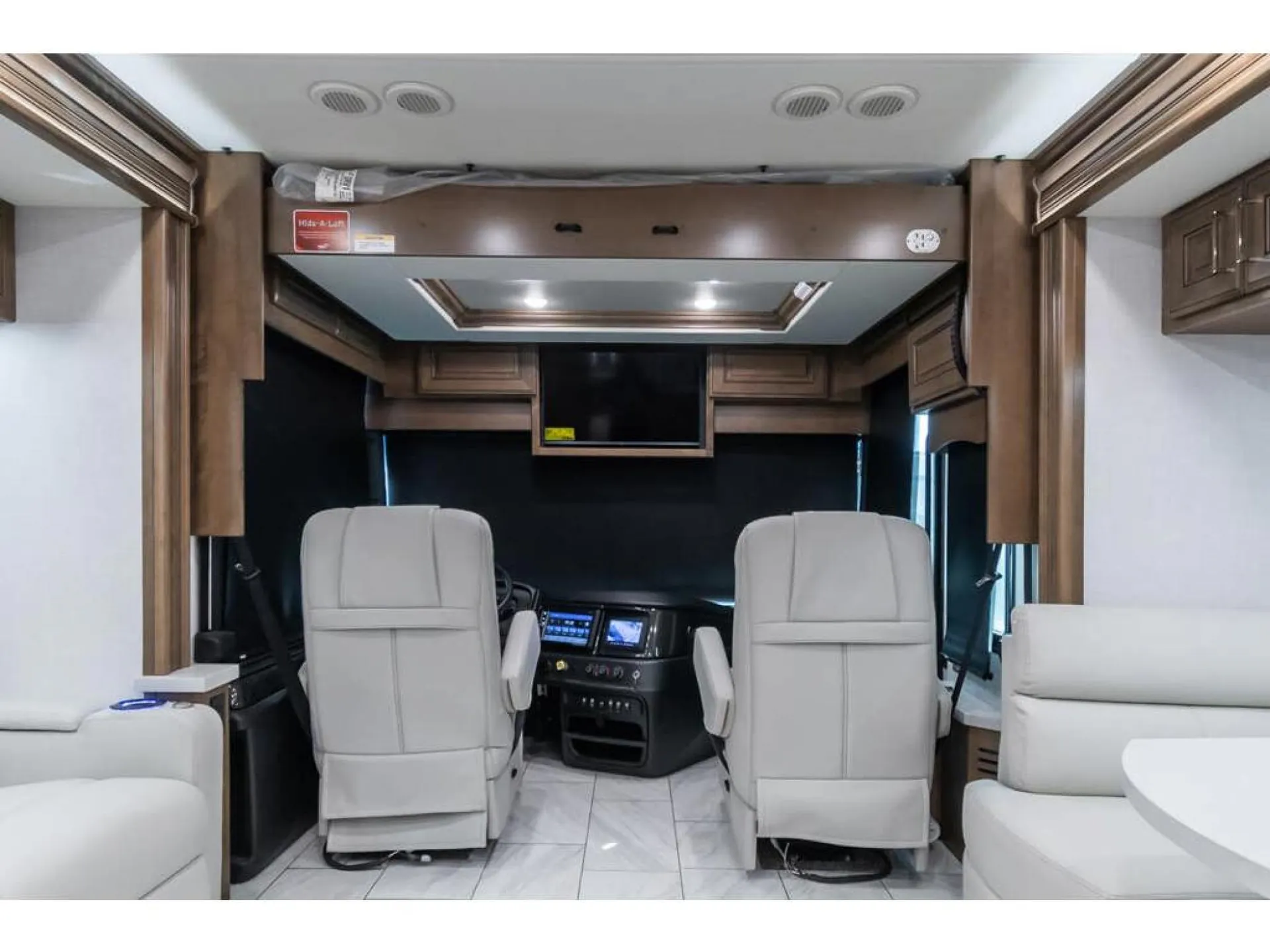 2026 Fleetwood Discovery LXE 44S - Photo 4