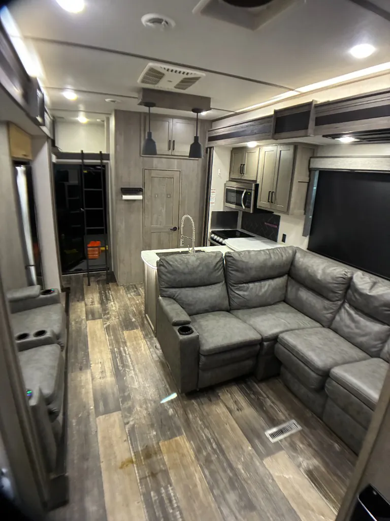 2021 Keystone Raptor 413, Photos photo 6