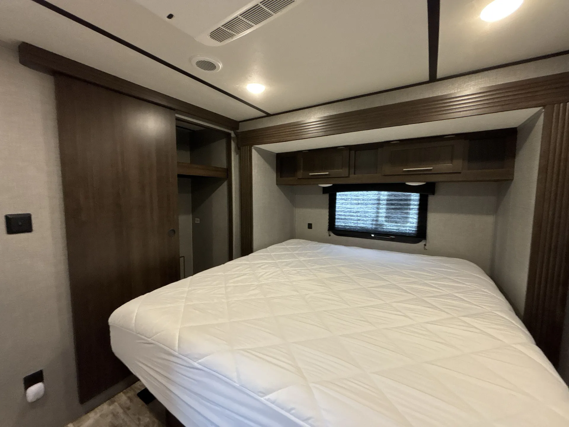2020 CrossRoads Zinger 340RE — living area main