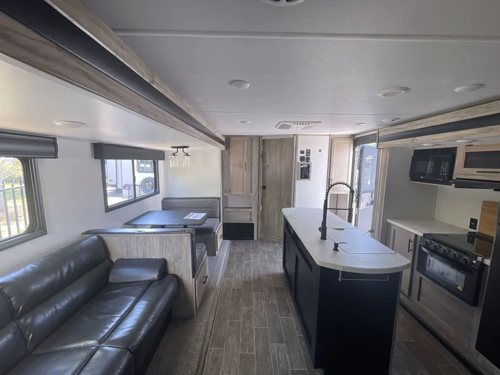 2021 Forest River Cherokee Alpha Wolf 33BH-L, Photos photo 3
