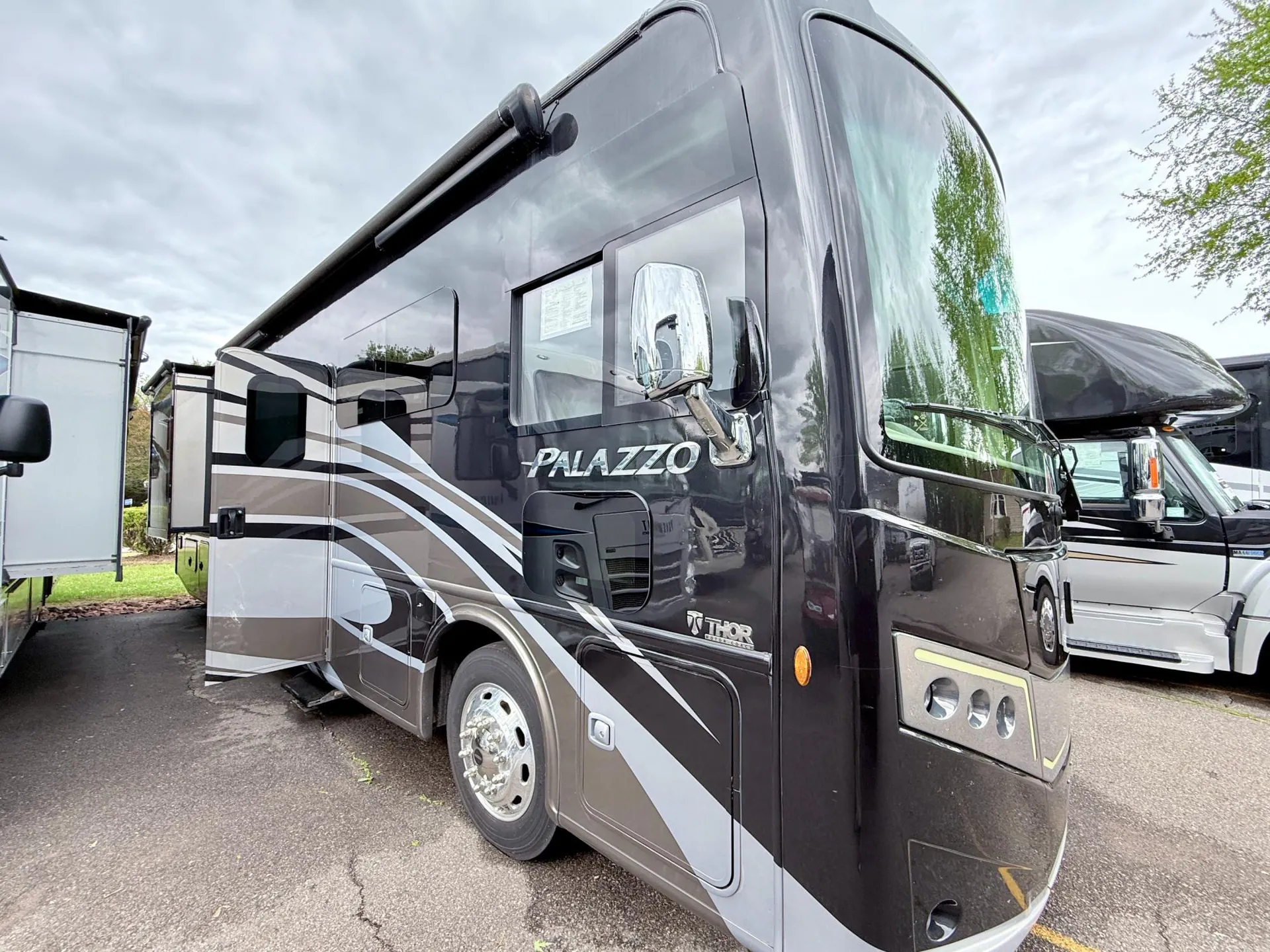 2022 Thor Motor Coach Palazzo 33.6 - Photo 2