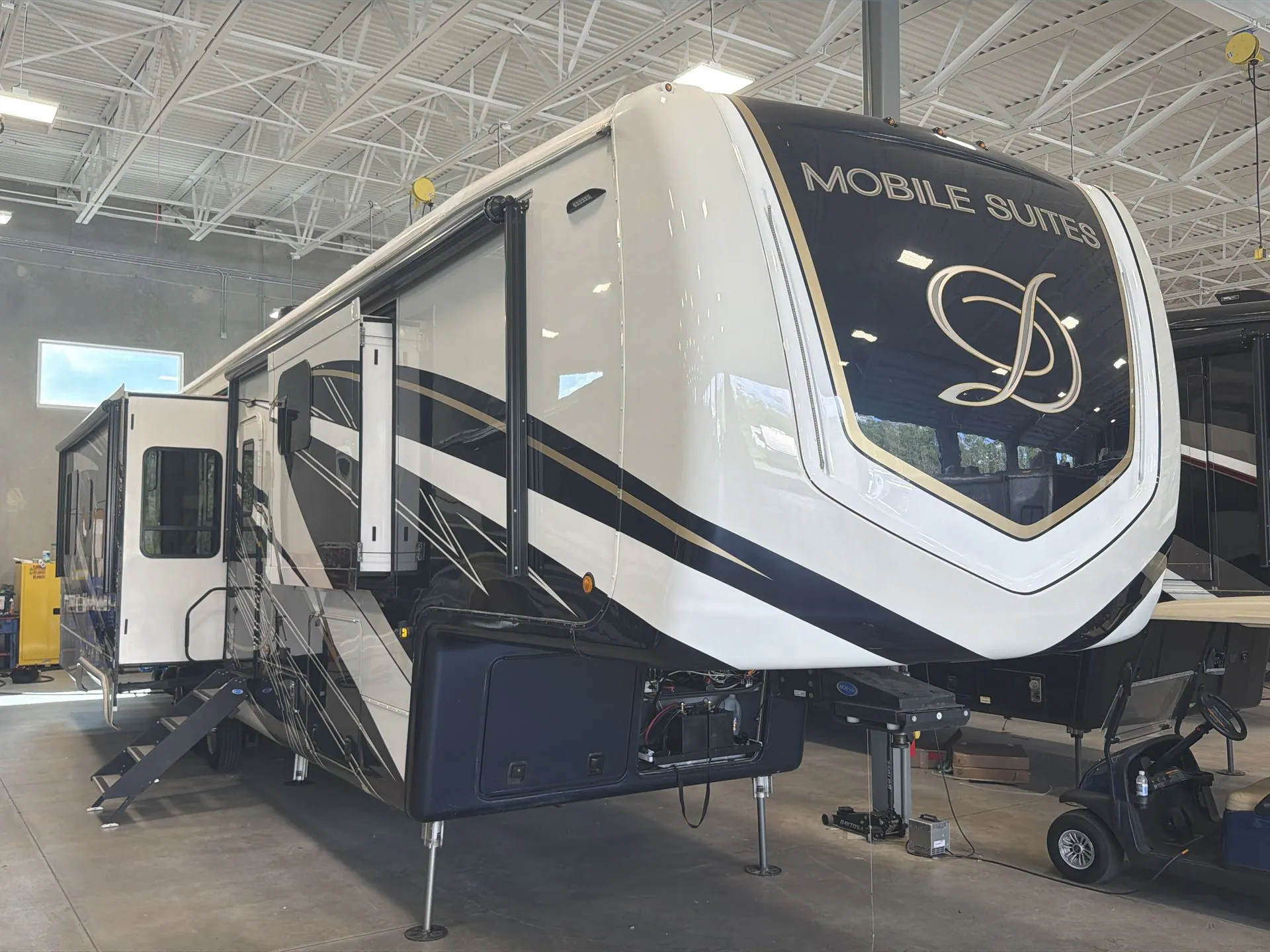 2023 DRV Mobile Suites MS Houston - Photo 2