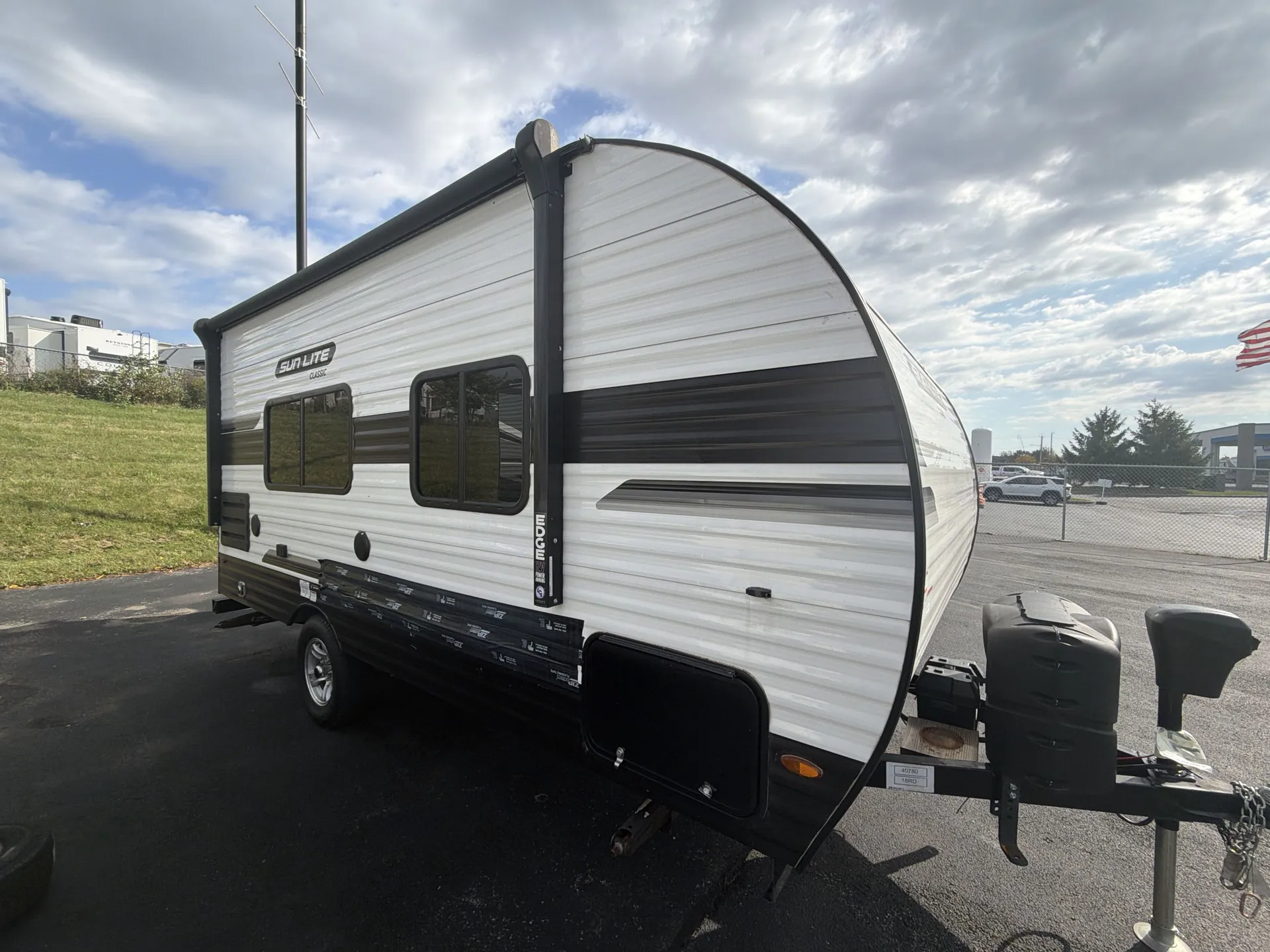 2022 Sunset Park RV Sun Lite 18RD — Photo 1