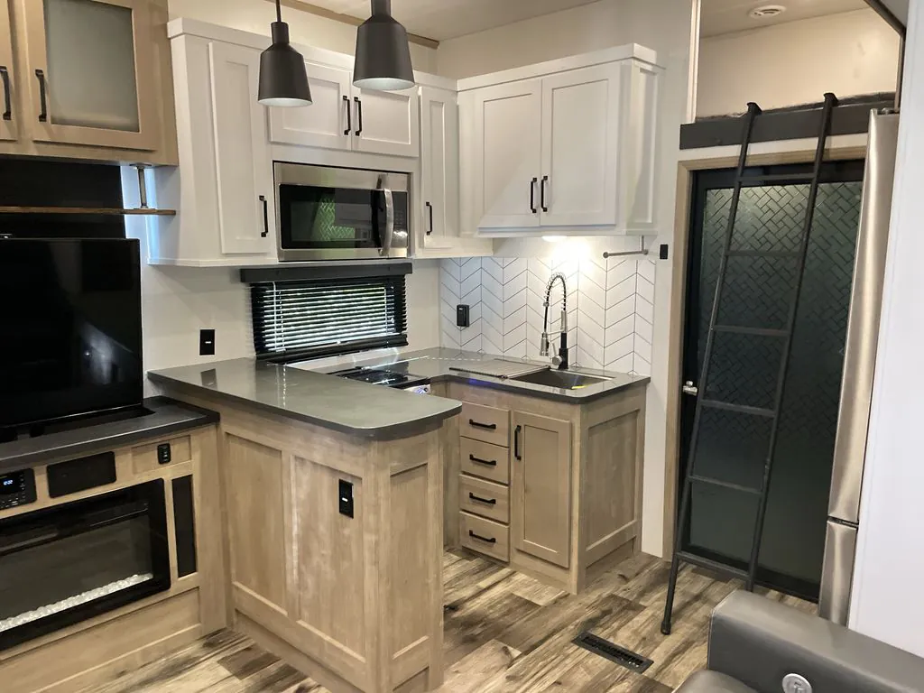 2022 Keystone Raptor 351, Photos photo 12