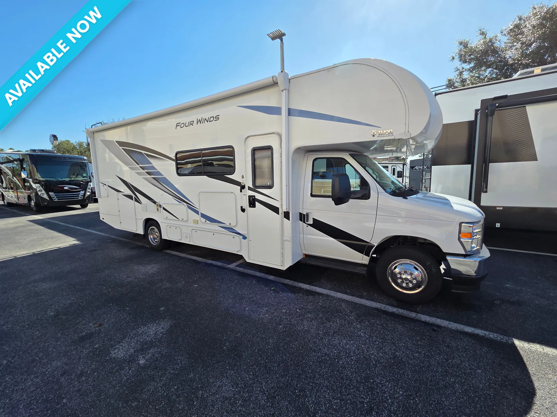 2024 Thor Motor Coach Four Winds 27P - Photo 2