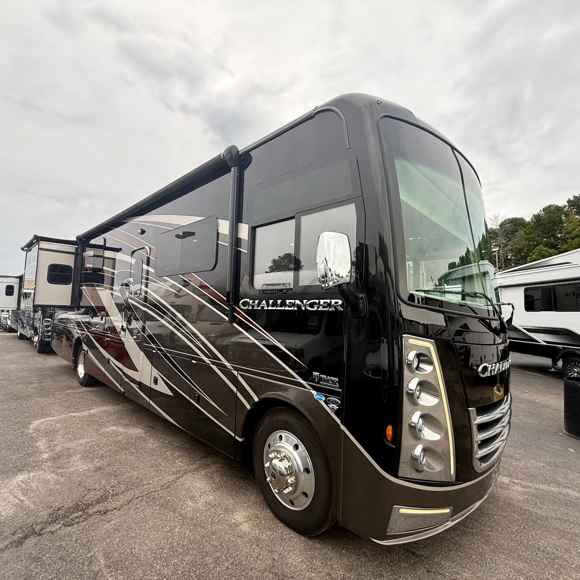 2023 Thor Motor Coach Challenger 36FA - Photo 2
