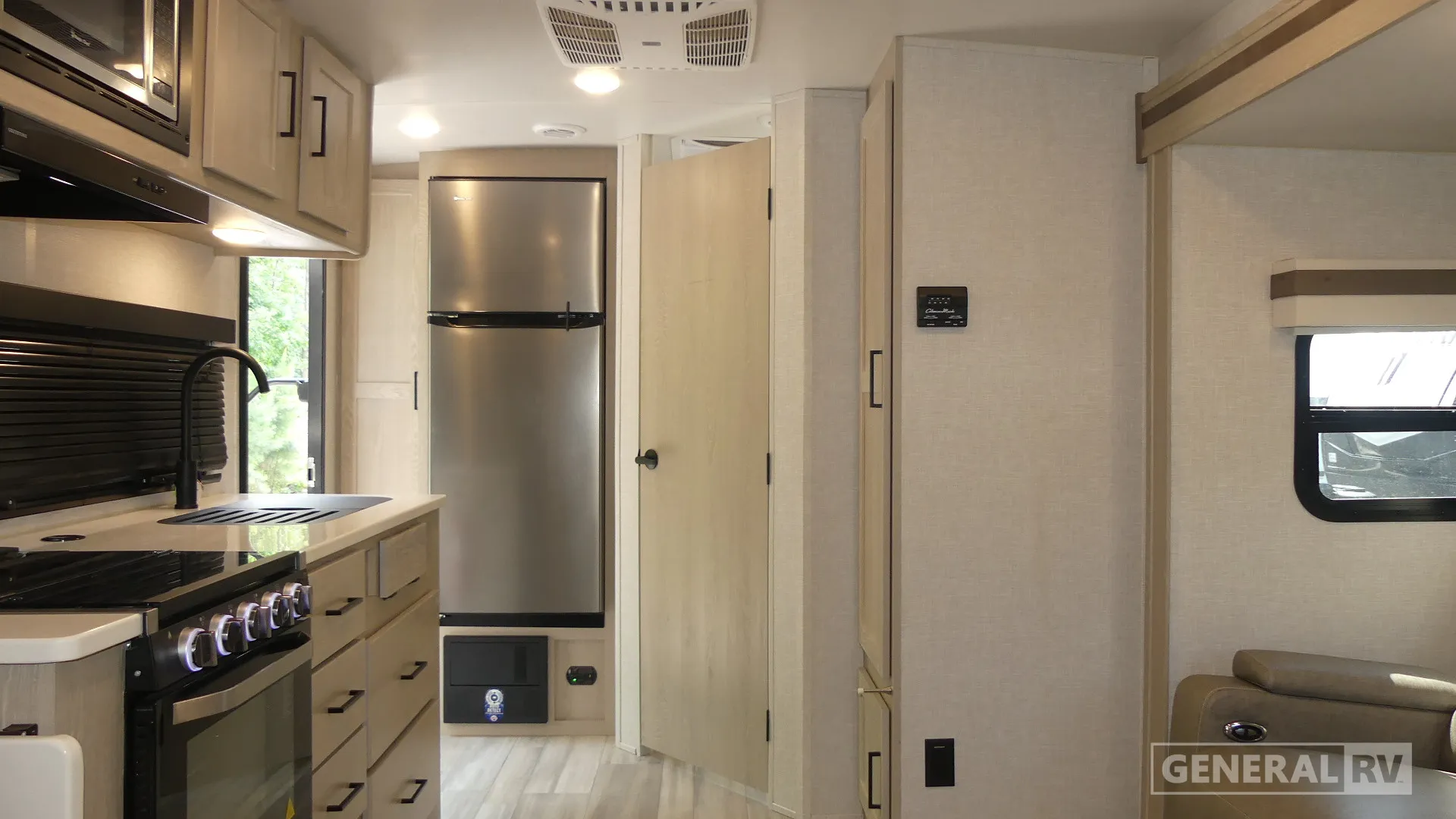 2023 Forest River Rockwood Mini Lite 2205S - Photo 3