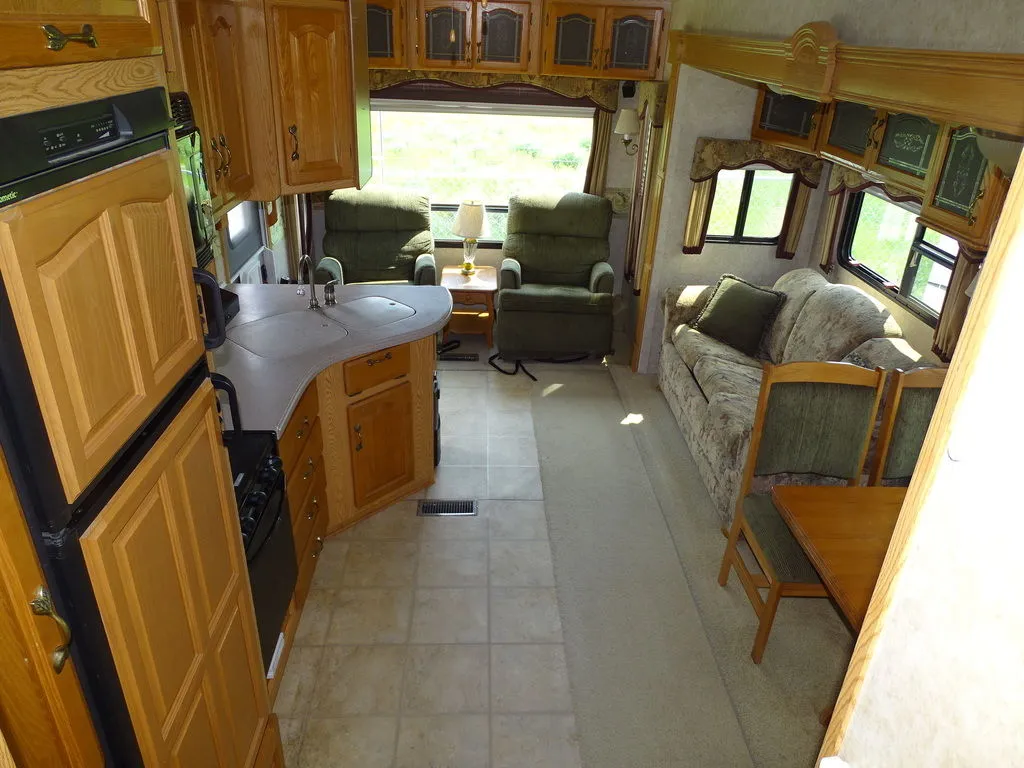 2006 Keystone Montana 2955RL - Photo 3