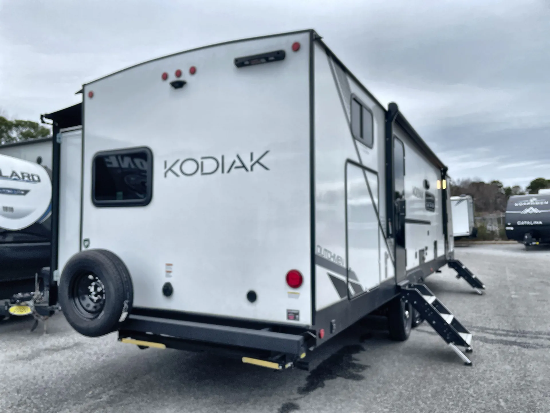 2025 Dutchmen Kodiak Ultra-Lite Ultra-Lite 332BHSL — living area main