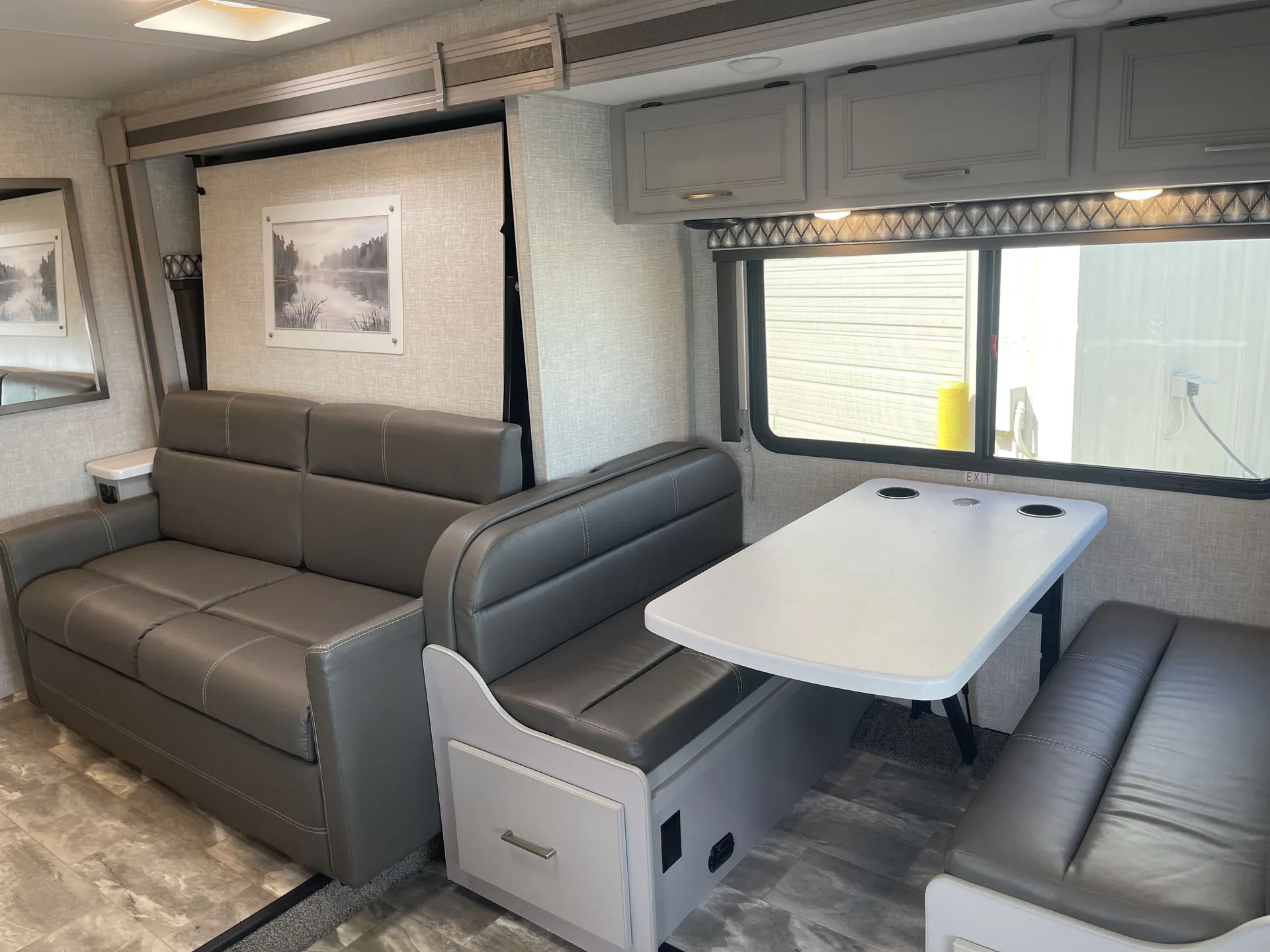 2022 Thor Motor Coach Quantum LC25 — living area main