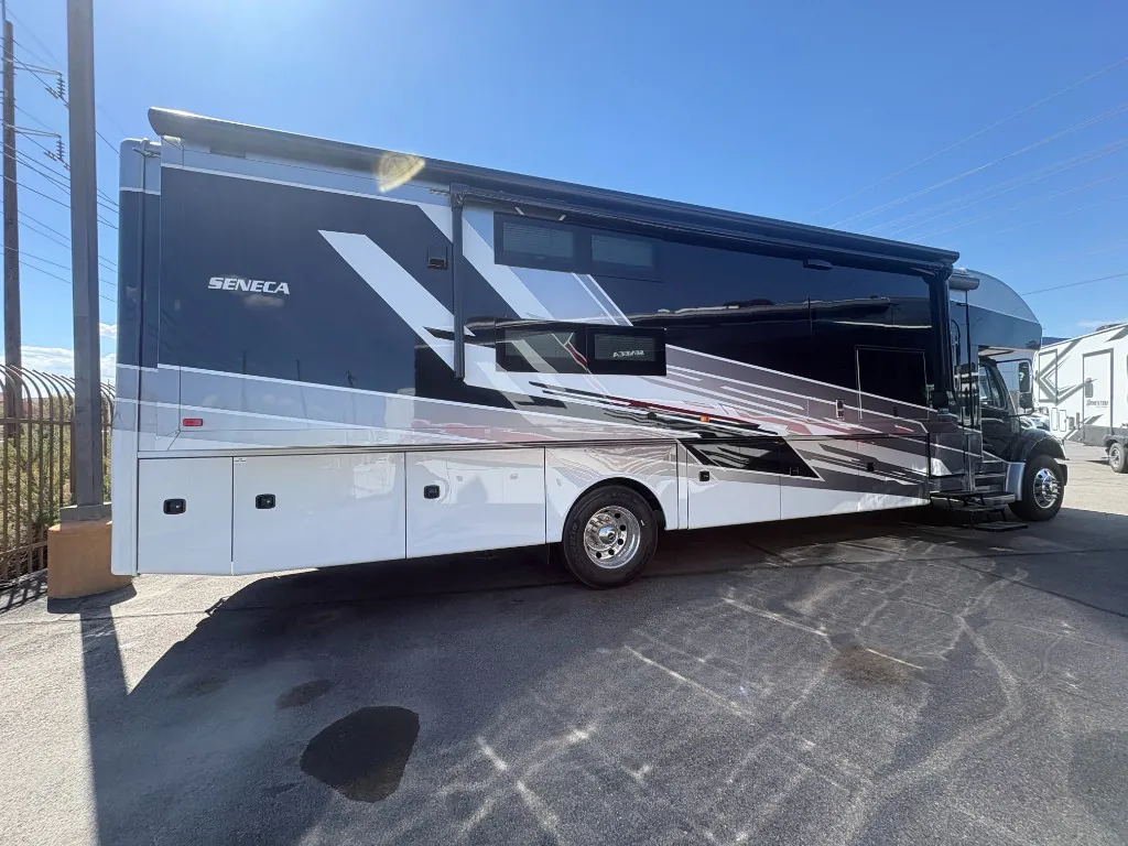 2027 Jayco Seneca 37L - Photo 4