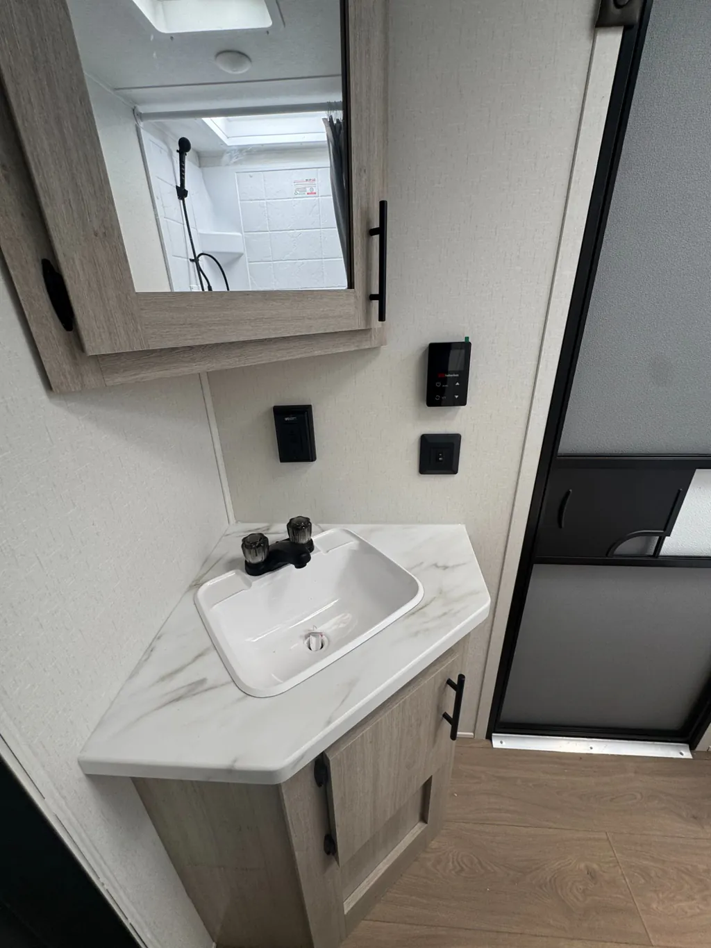 2027 East to West Della Terra 280BH, Photos photo 12