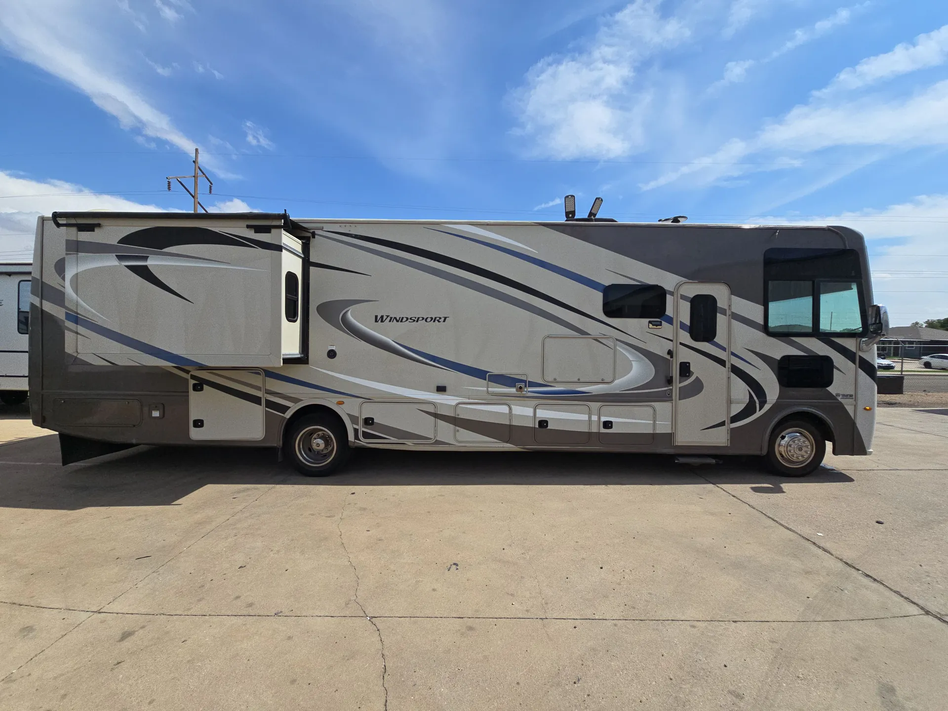 2018 Thor Motor Coach Windsport 35M — campside