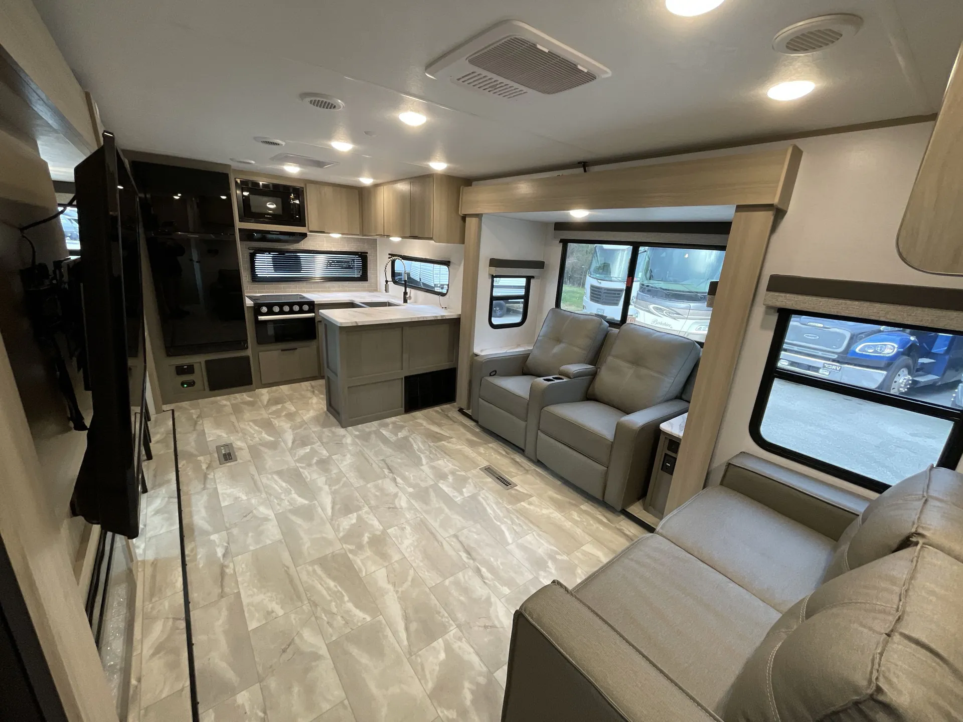 2024 Dutchmen Kodiak Ultimate 3361RKSL — living area main