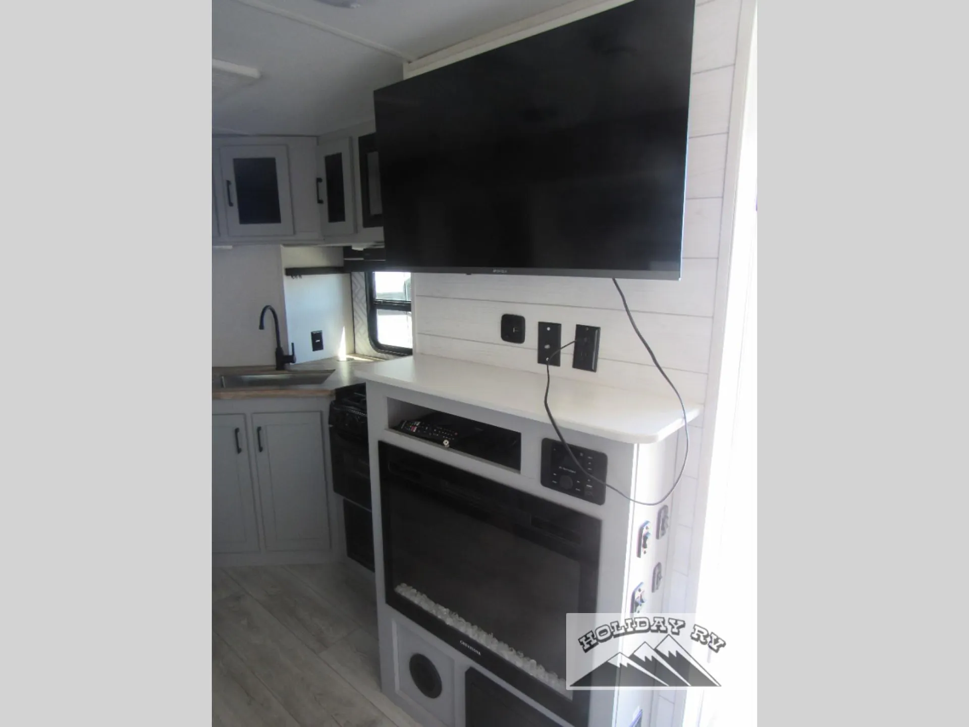 2024 Heartland North Trail Ultra-Lite NT 25BHPS dealer photo 8 from Holiday RV