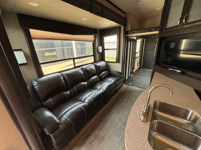 2018 Dutchmen Voltage Triton 3551, Photos photo 19