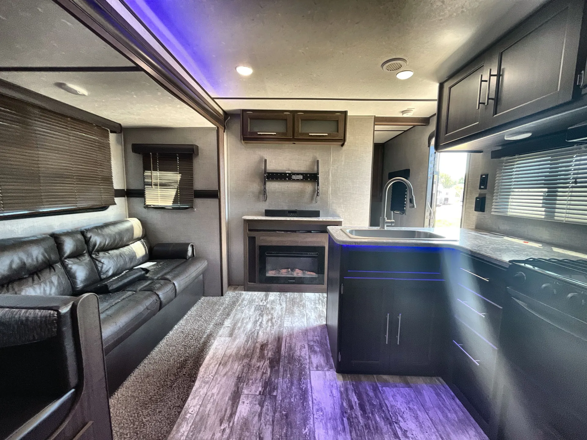 2019 crossroads Zinger 290KB — living area main