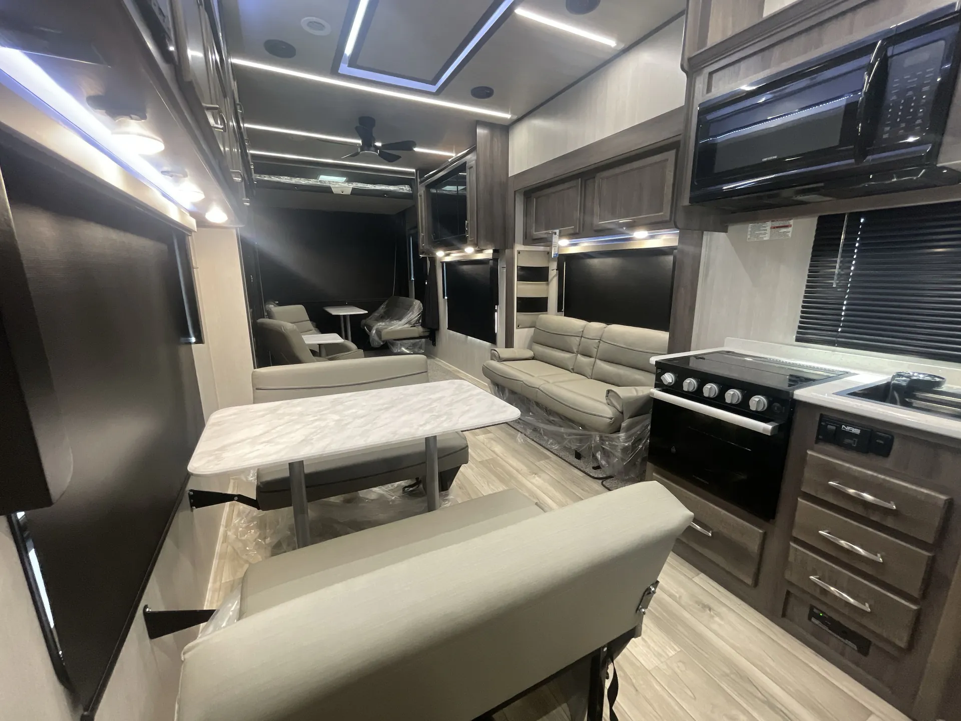 2026 genesis supreme Vortex 4025VPXL — living area main