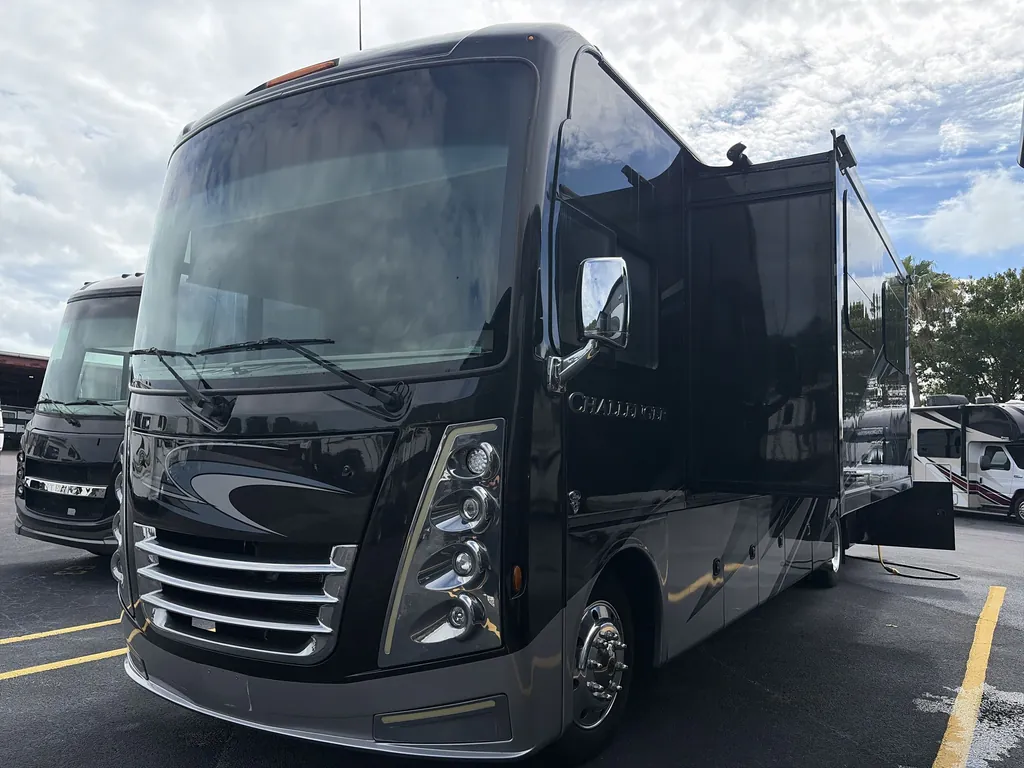 2021 Thor Motor Coach Challenger 35MQ, Photos photo 4