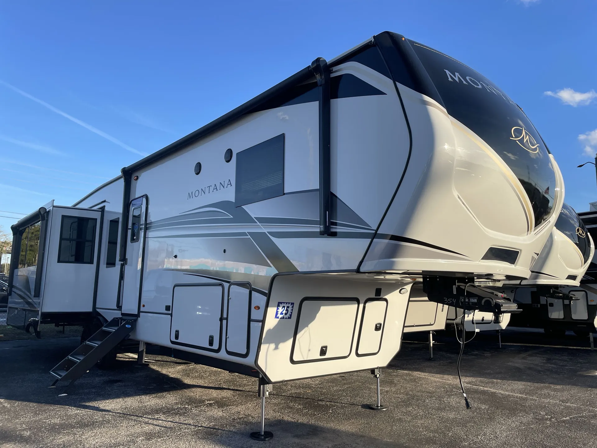 2025 Keystone Montana 3623EB - Photo 2