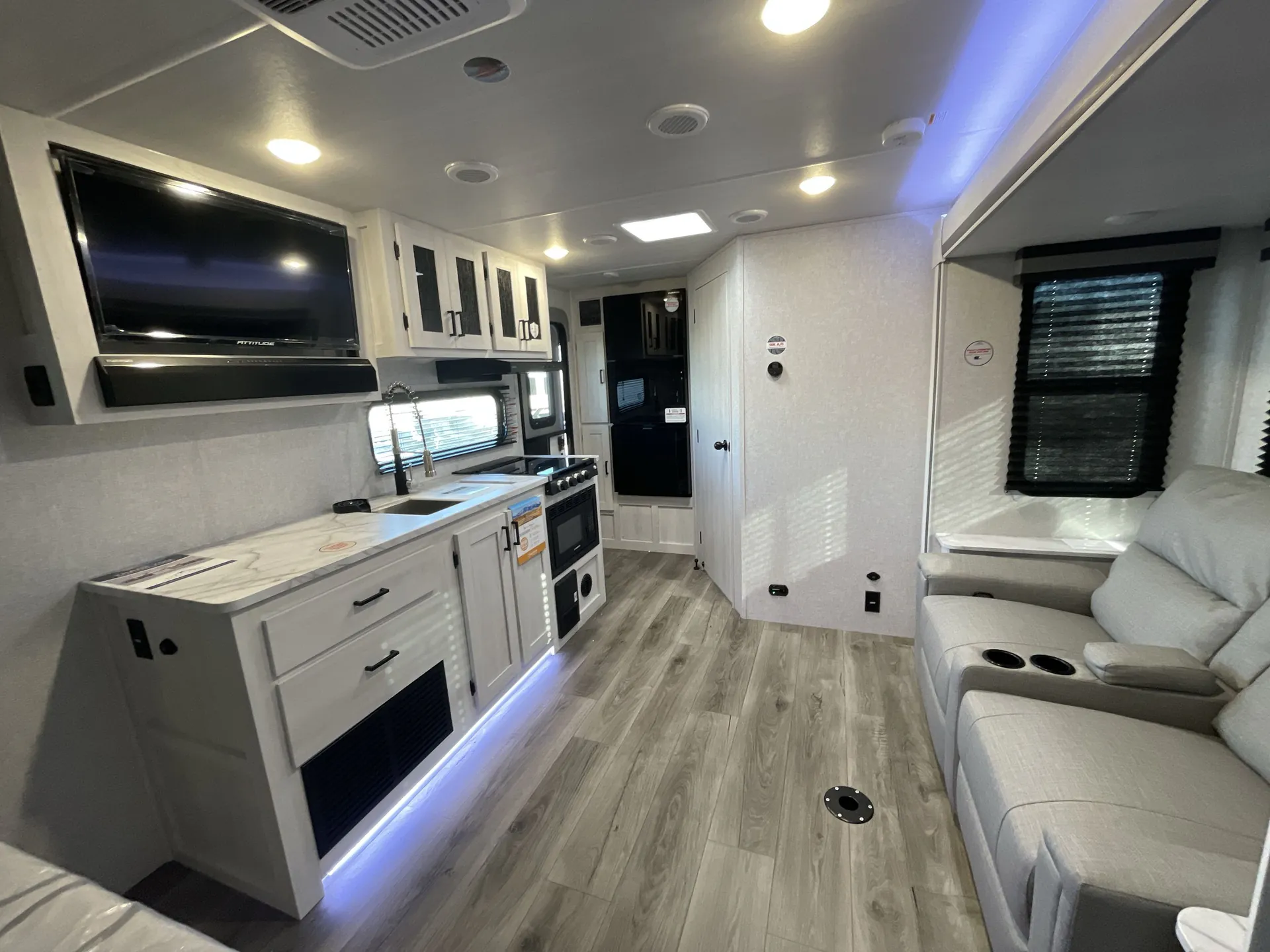 2025 East to West Longitude 185RB — living area main