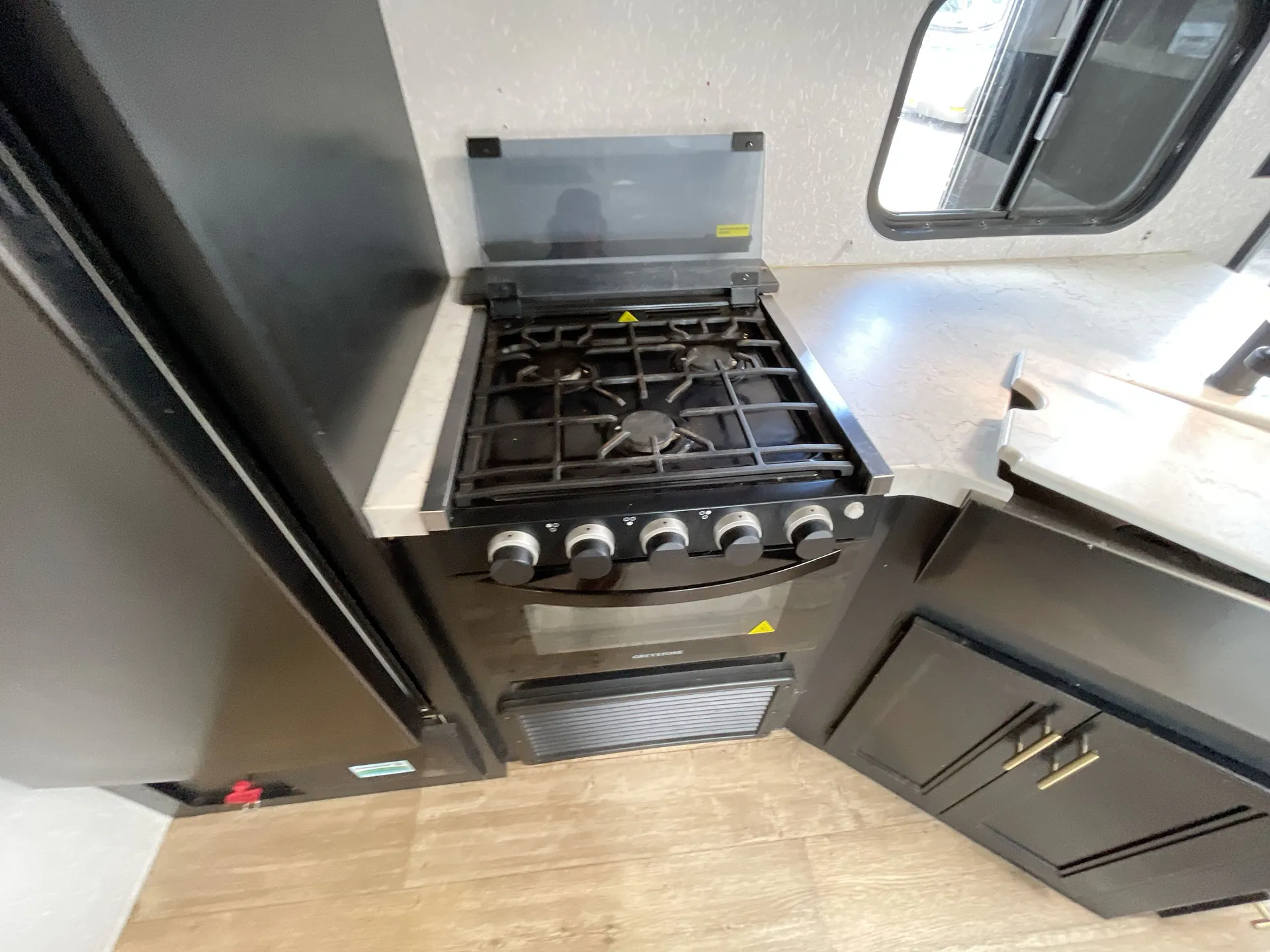 2022 Forest River Cherokee 306MM — stove oven