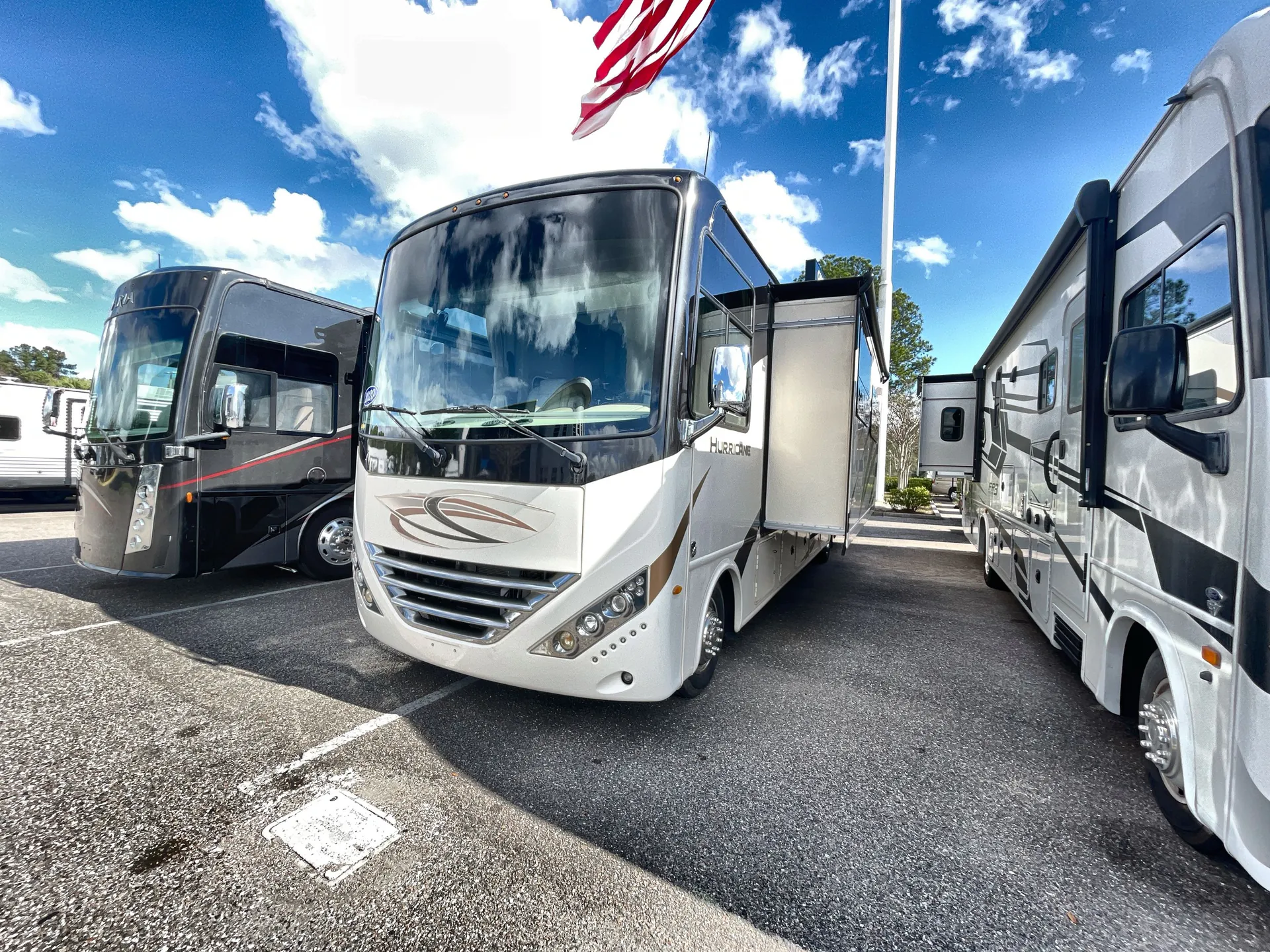 2020 Thor Motor Coach Hurricane 35M - Photo 2