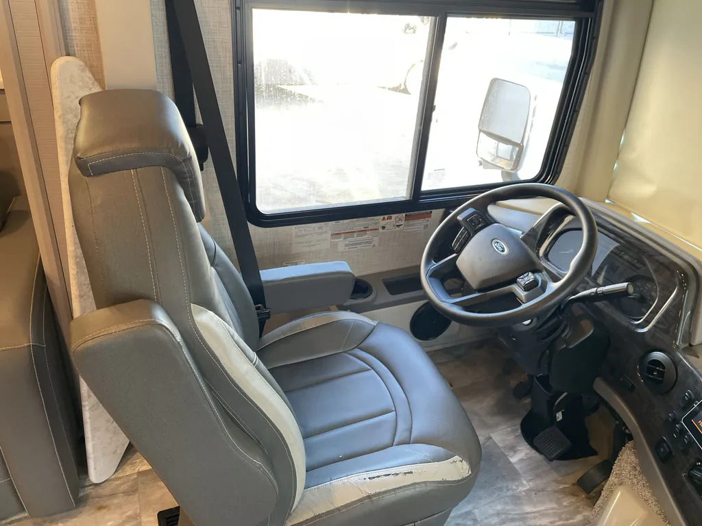 2023 Thor Motor Coach Challenger 35MQ, Photos photo 21