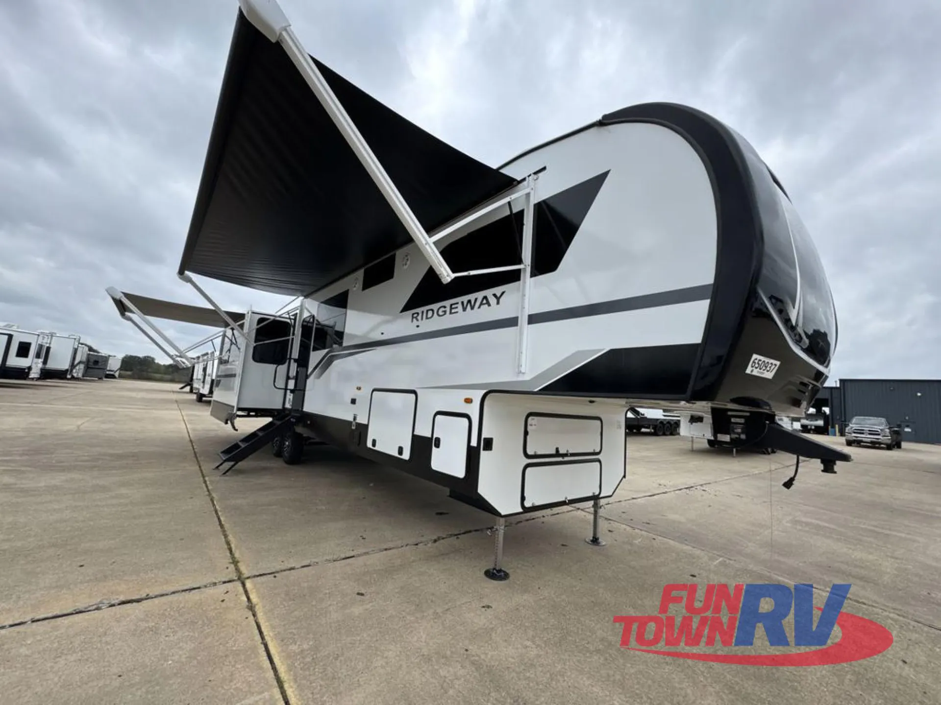 2026 K-Z Ridgeway 36MB - Photo 3