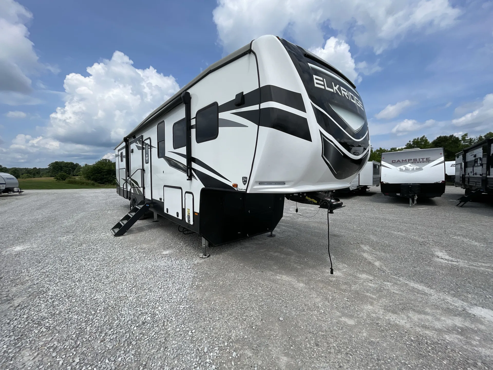 2021 Heartland Elkridge 38RSRT - Photo 2