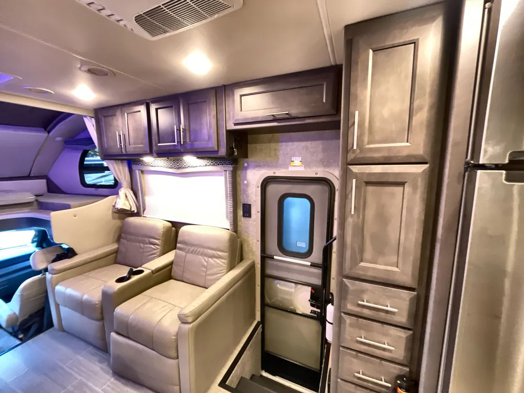2022 Thor Motor Coach Magnitude RS36, Photos photo 13
