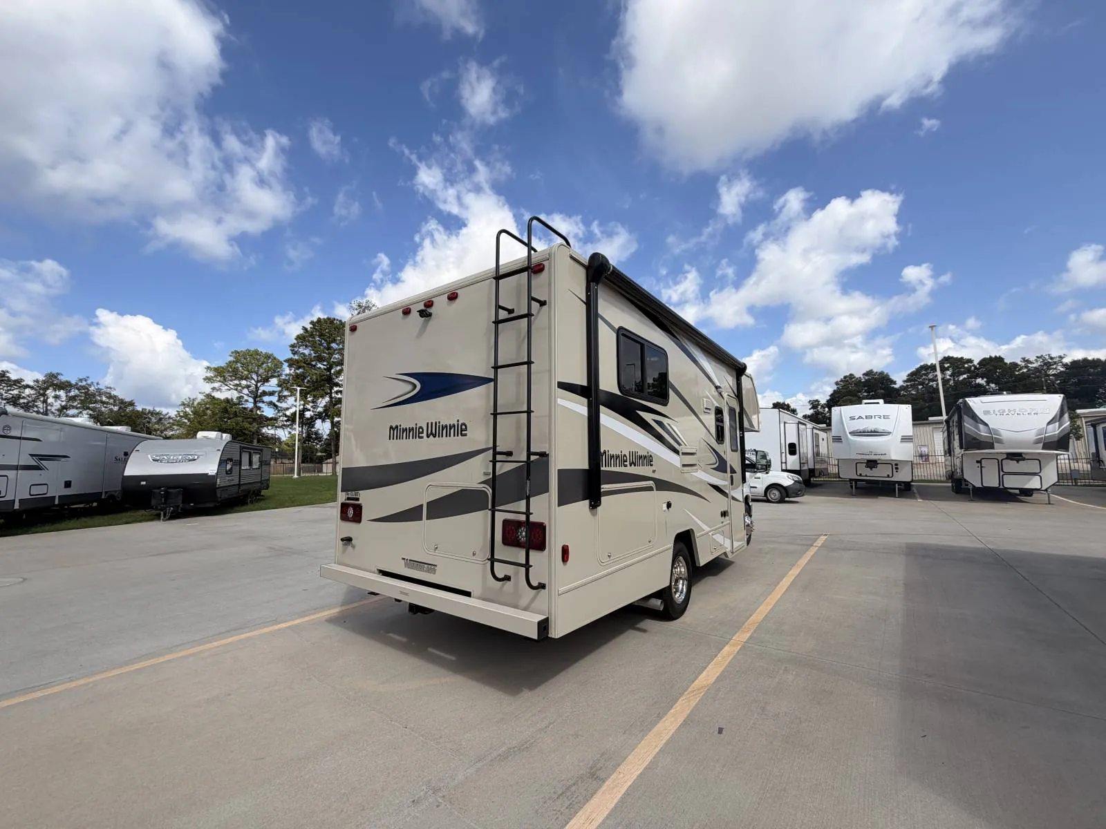 2025 Winnebago Minnie Winnie 22R - Photo 4