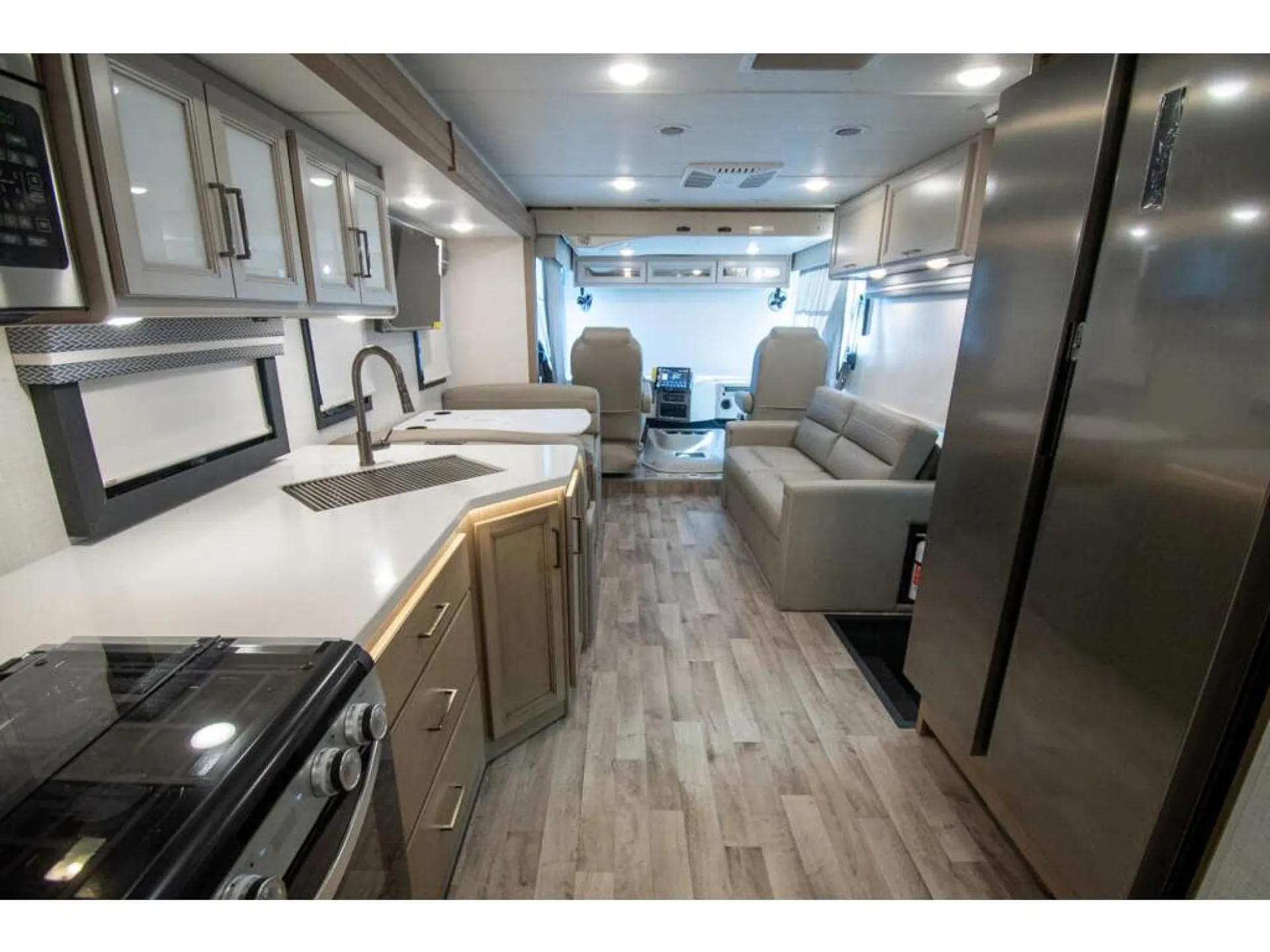 2026 Thor Motor Coach Hurricane 35J - Photo 3